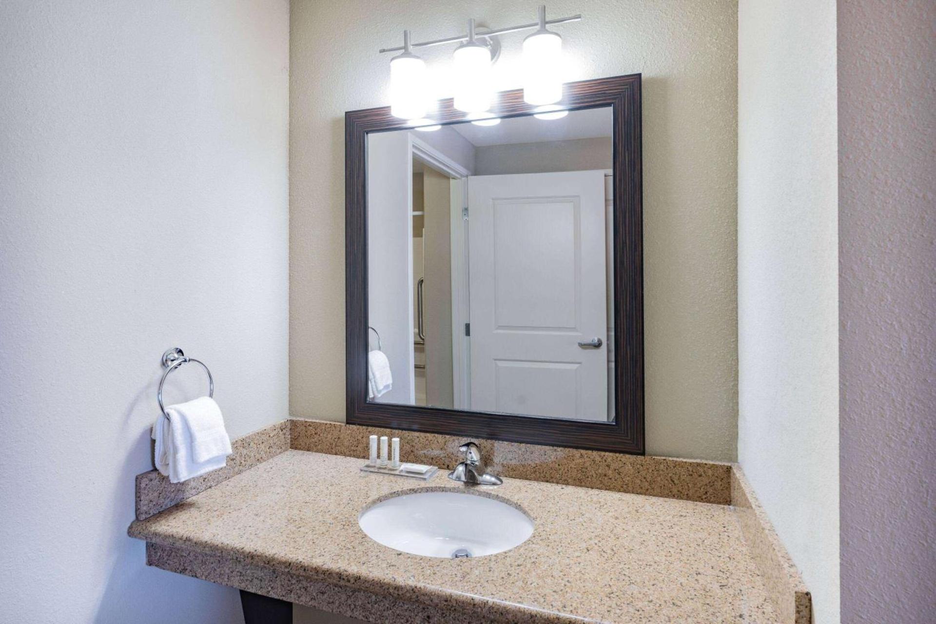 Hawthorn Suites by Wyndham Williston photo 12