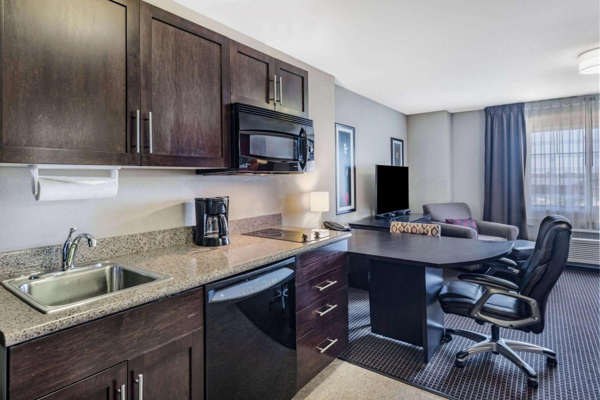Hawthorn Suites by Wyndham Williston photo 20