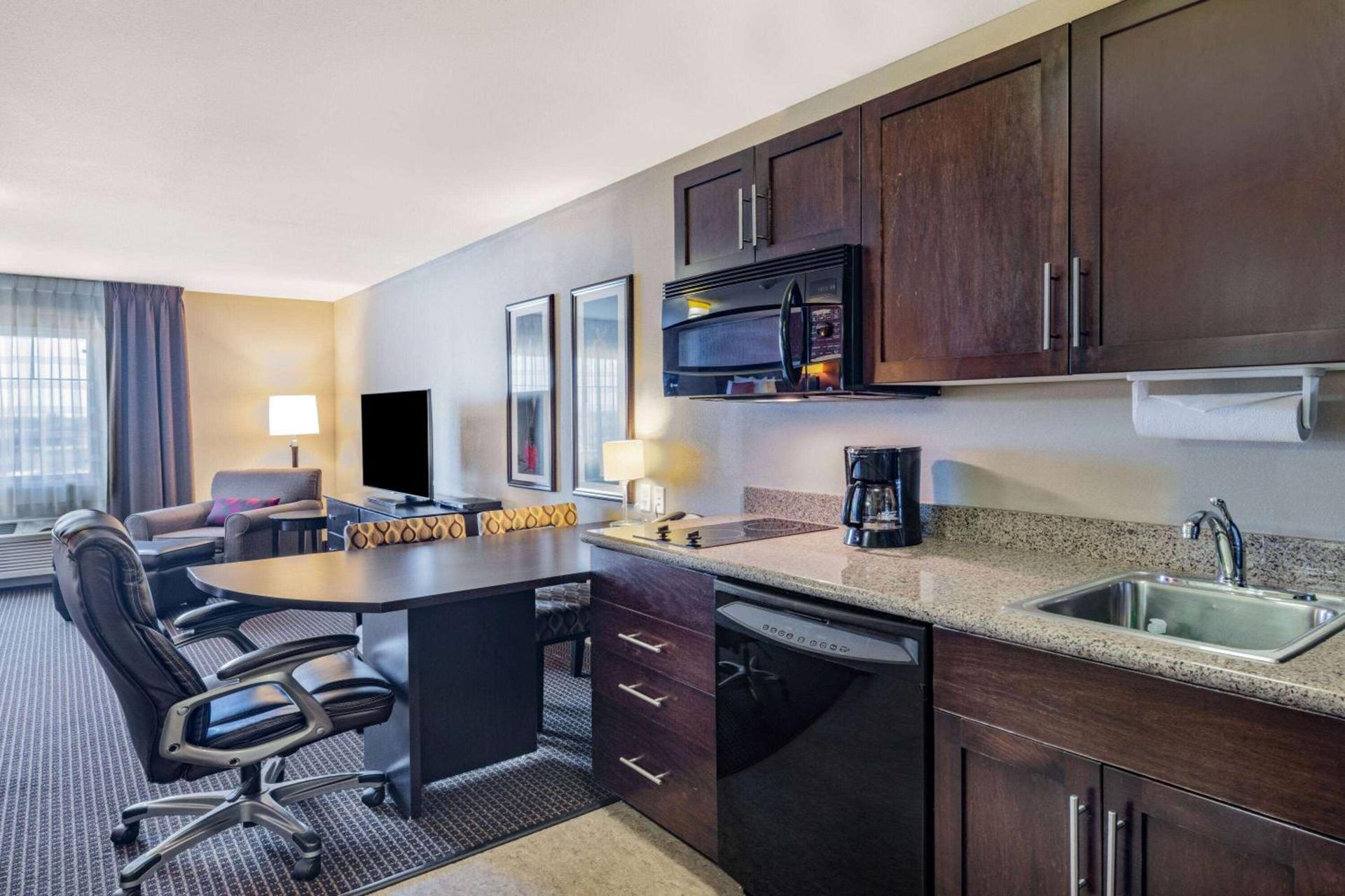 Hawthorn Suites by Wyndham Williston photo 24