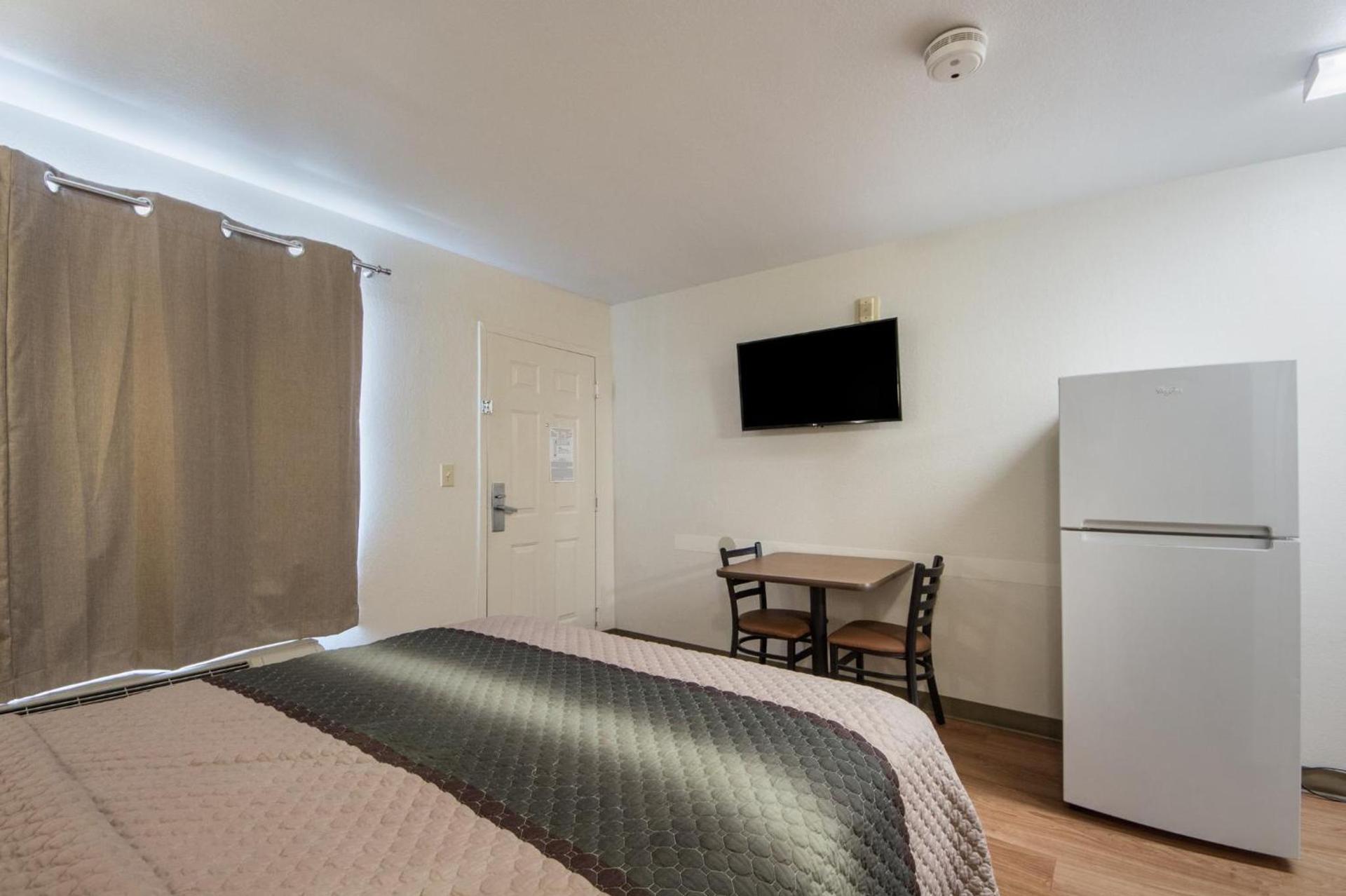 HomeTowne Studios by Red Roof Dallas - Irving photo 13