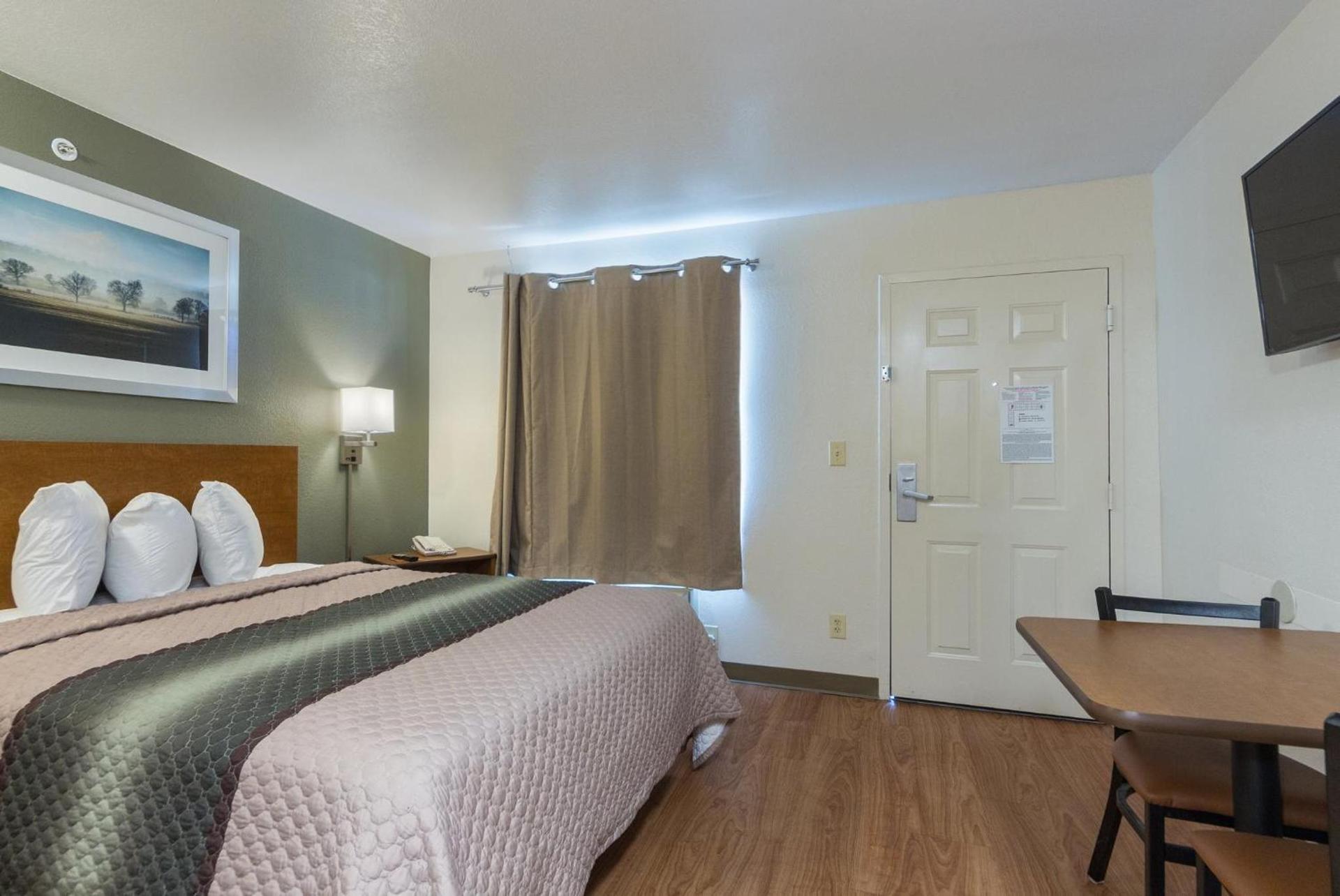 HomeTowne Studios by Red Roof Dallas - Irving photo 12