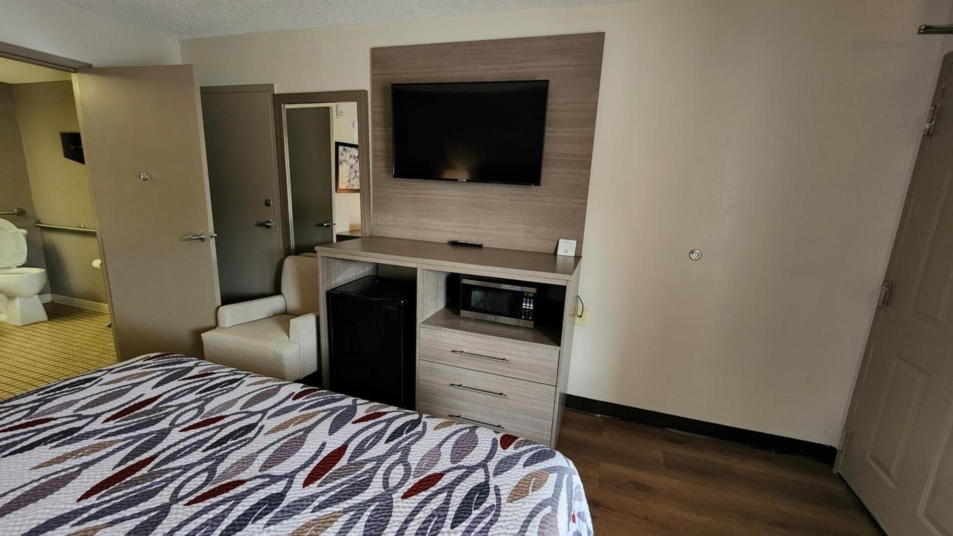 Red Roof Inn Perry photo 10