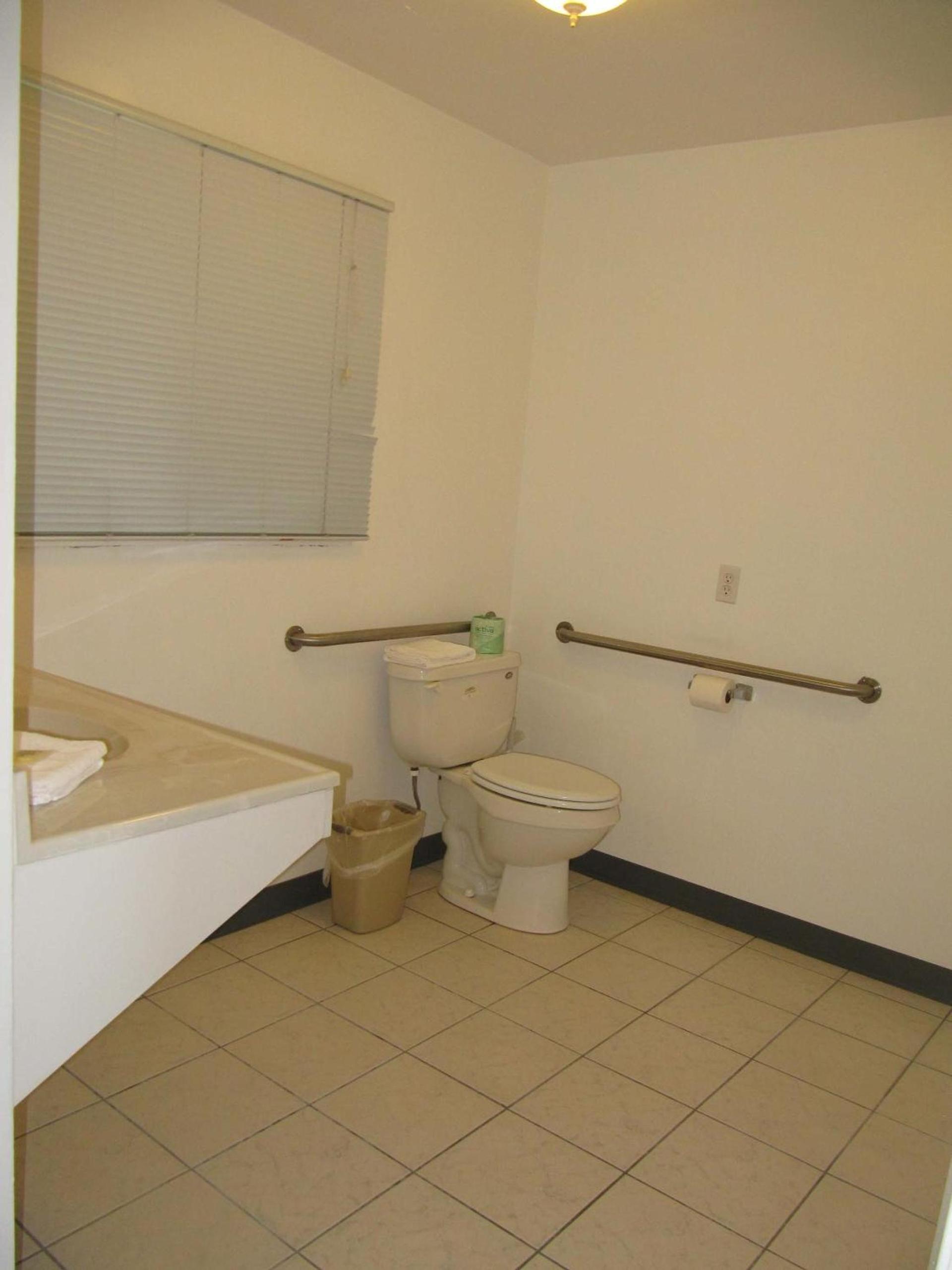 Redwood Inn photo 35