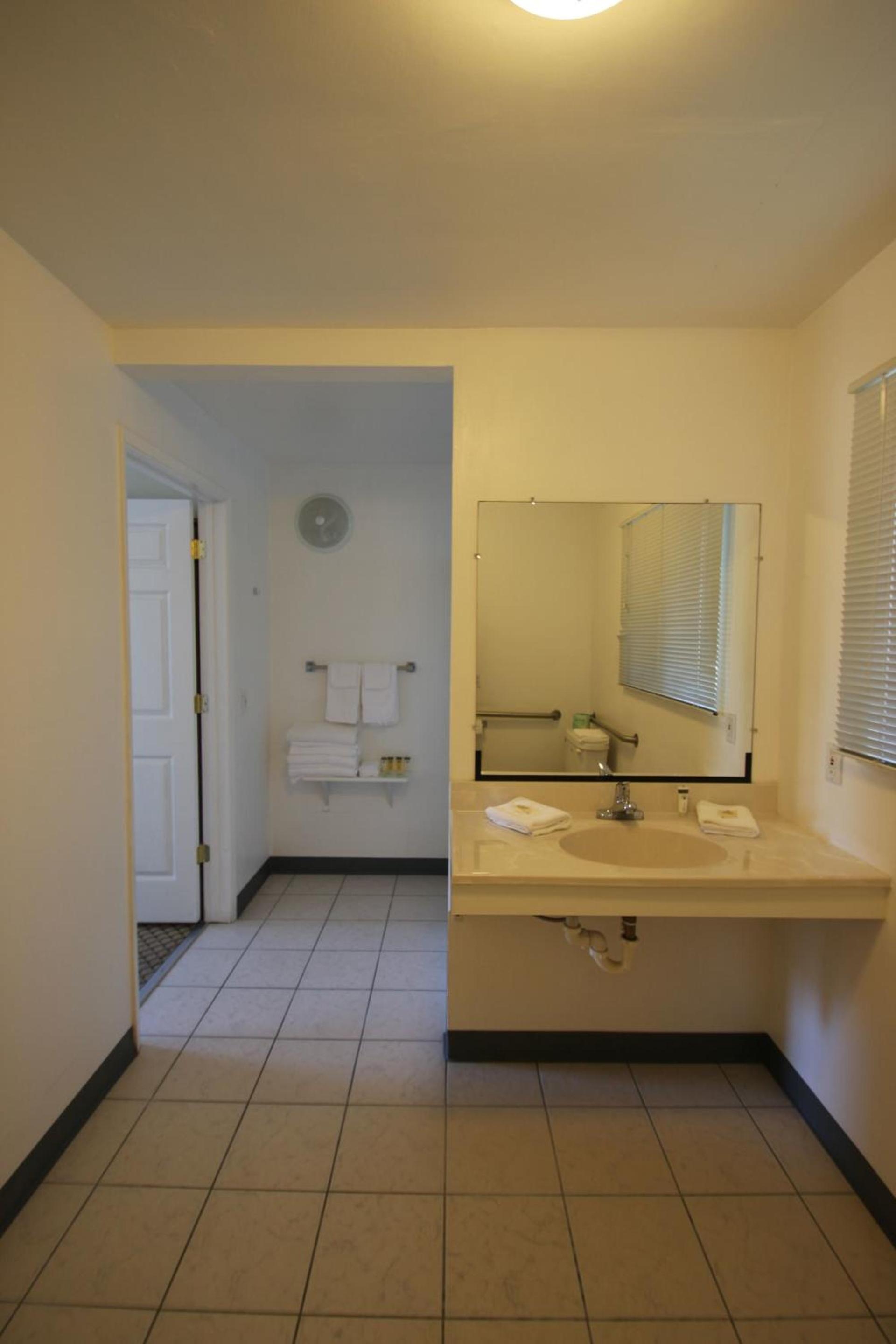 Redwood Inn photo 19