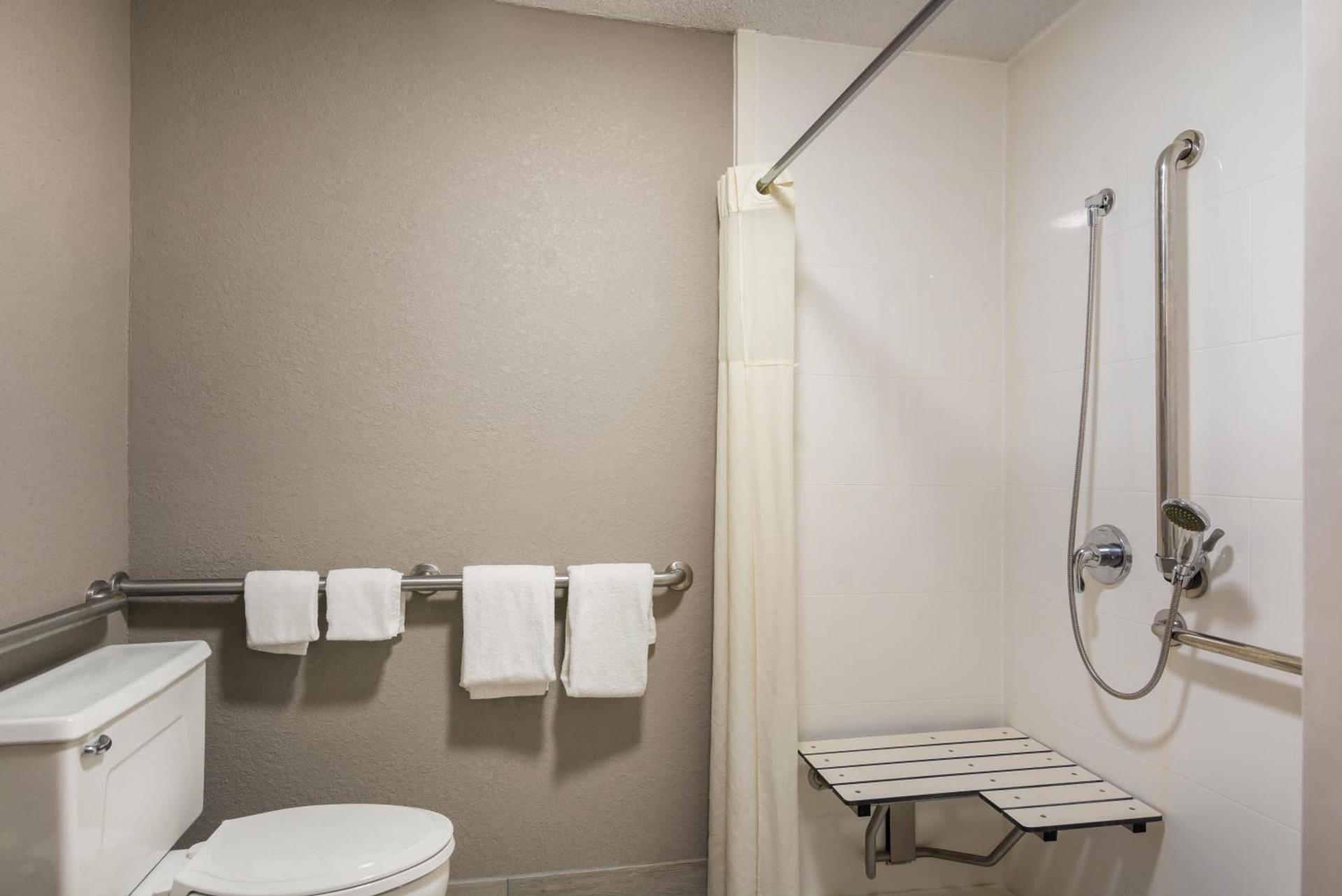 Quality Inn Emporia photo 36