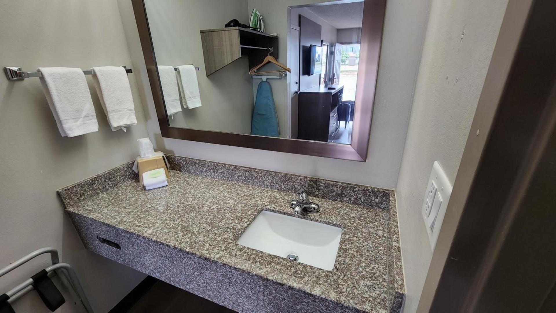 Red Roof Inn Perry photo 15