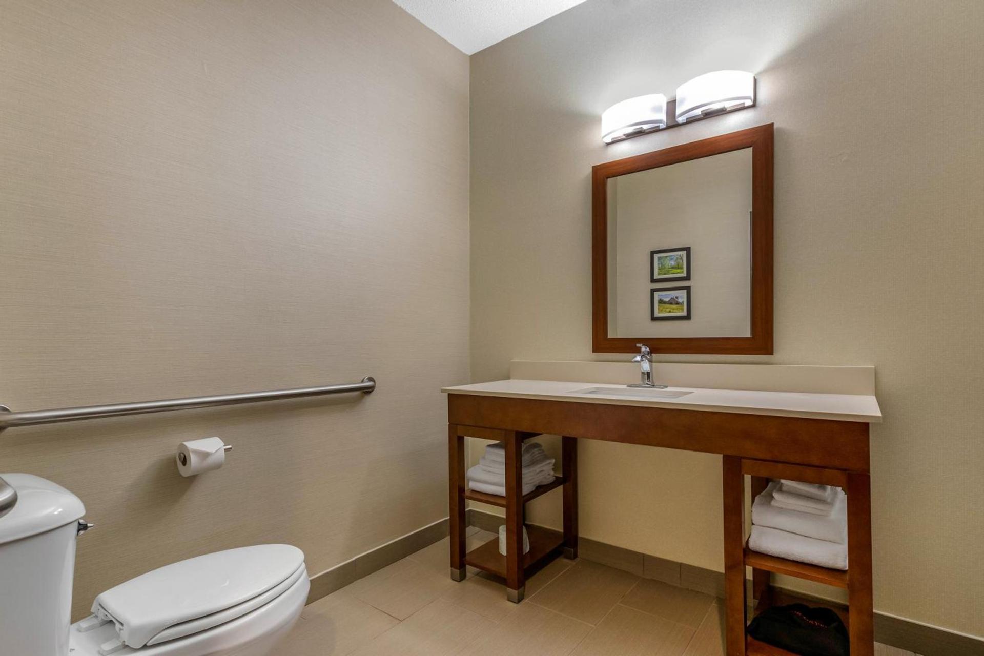 Comfort Suites Cedar Falls Industrial Park photo 28