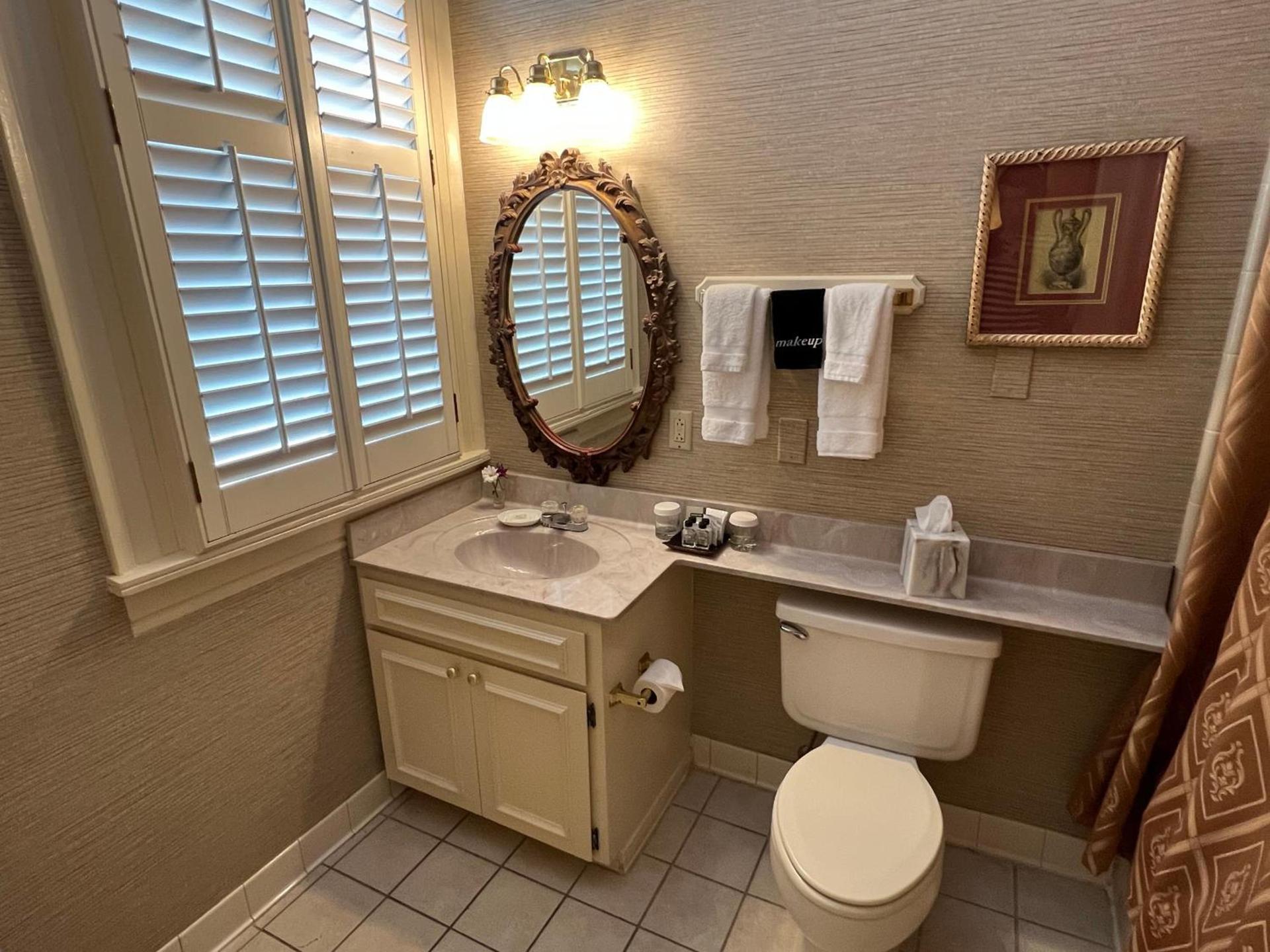 1842 Inn photo 4