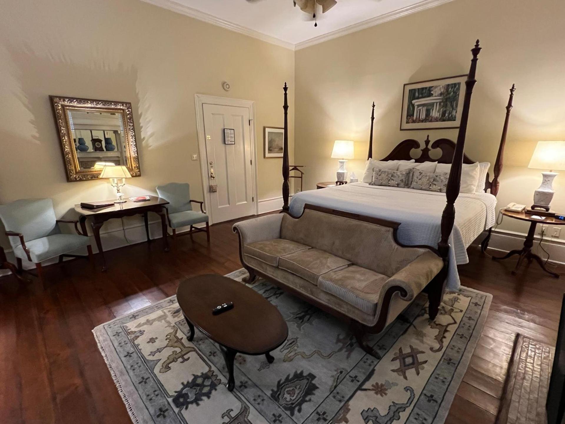 1842 Inn photo 3