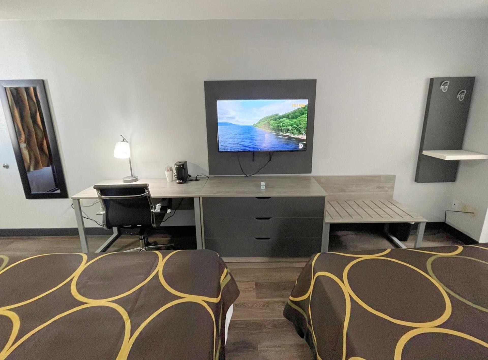 Super 8 by Wyndham Pigeon Forge Downtown photo 16