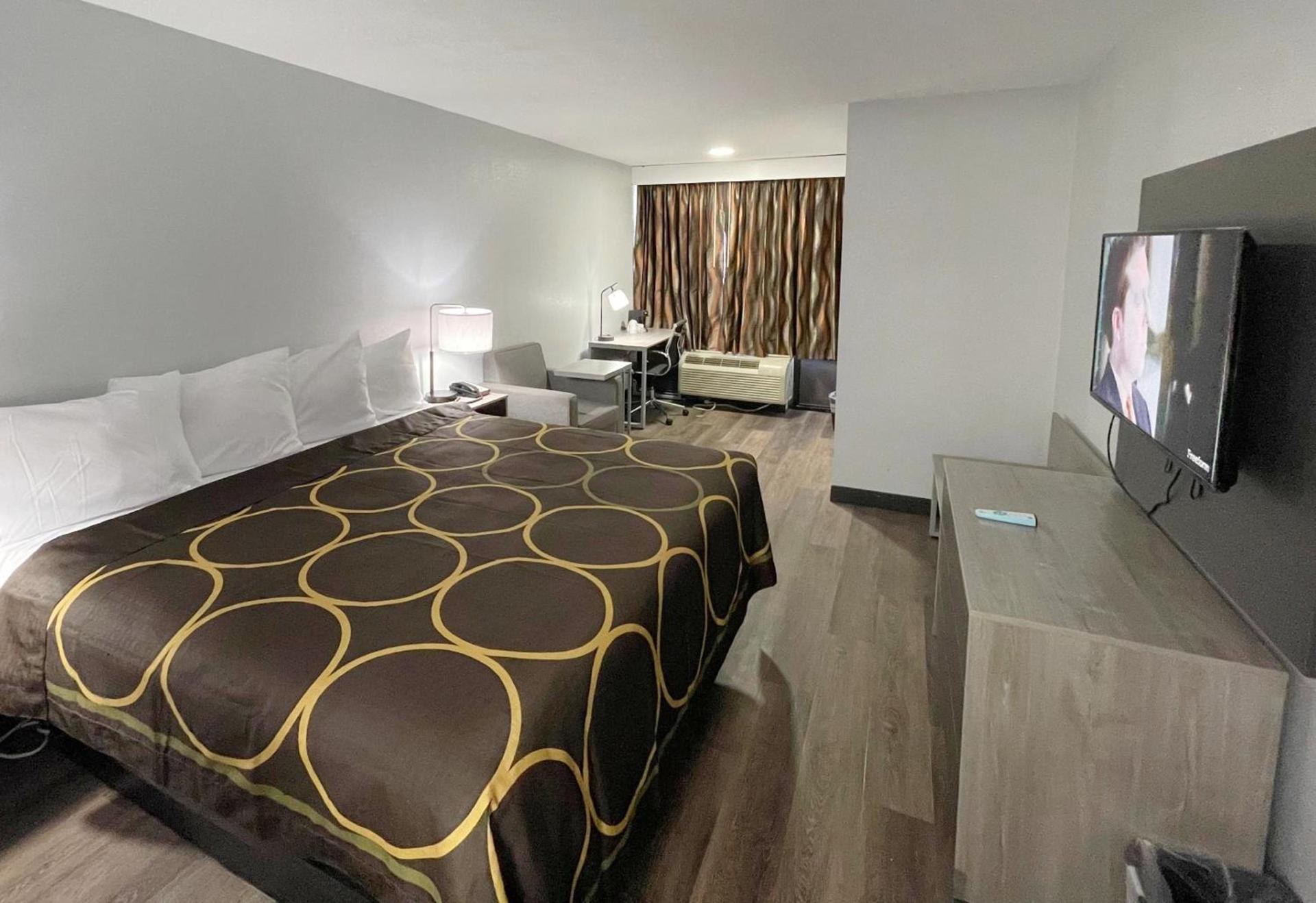 Super 8 by Wyndham Pigeon Forge Downtown photo 25