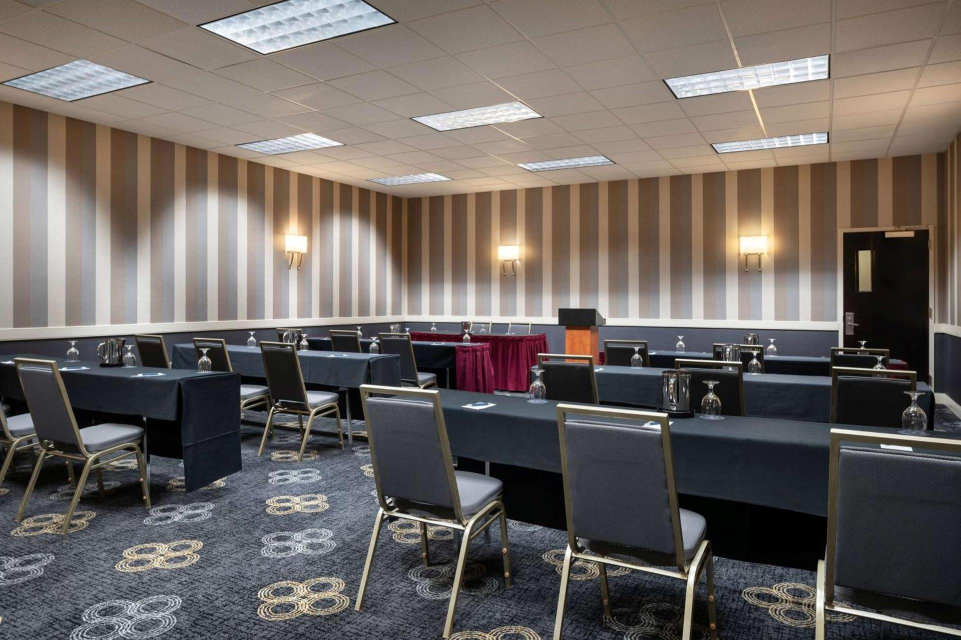 Wyndham Phoenix Airport - Tempe photo 17