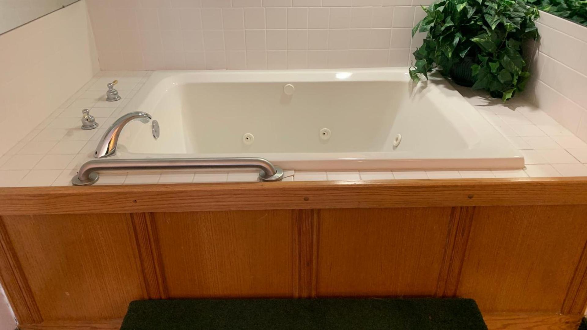 Regency Inn and Suites photo 38