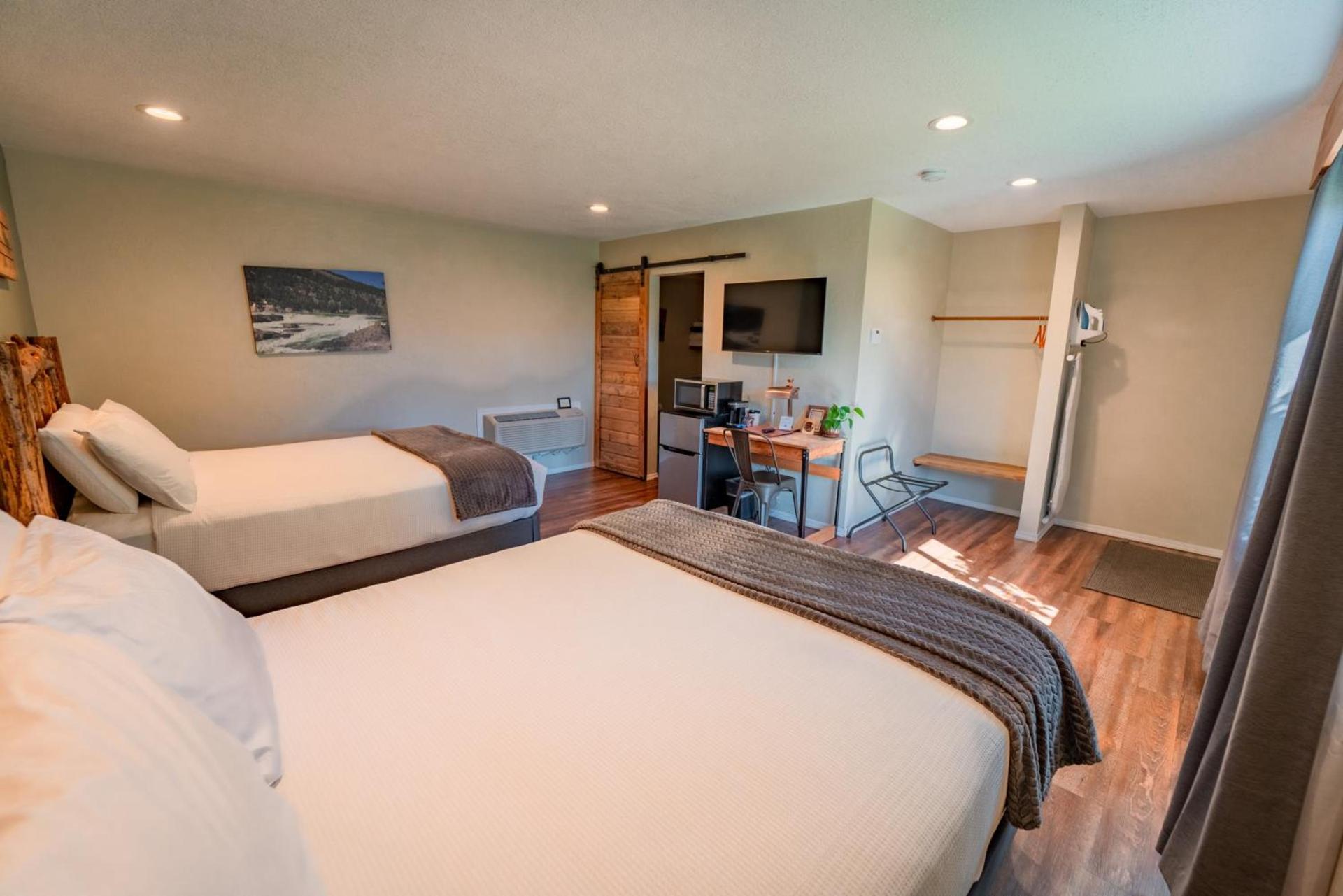 Evergreen Motel photo 32