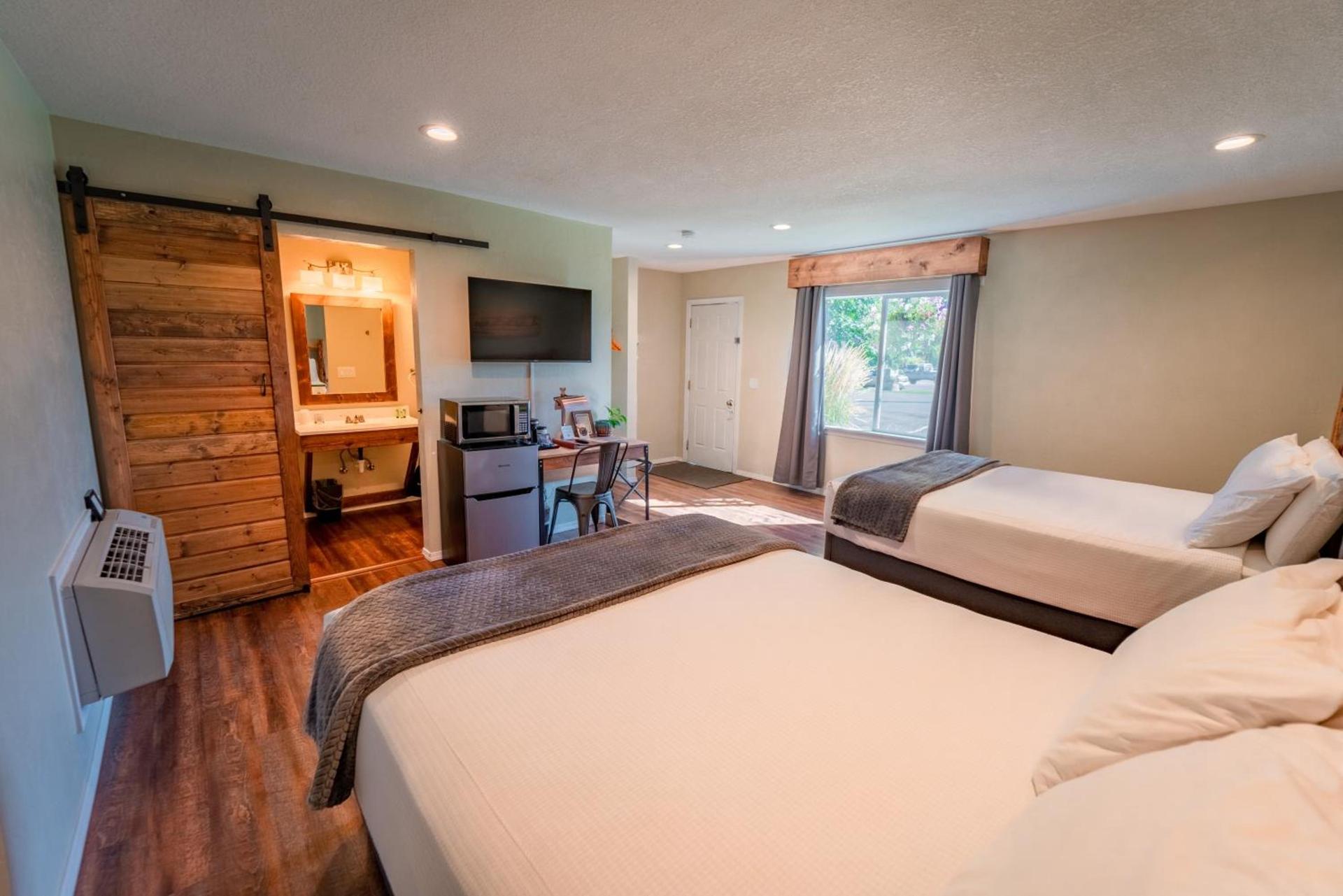 Evergreen Motel photo 39