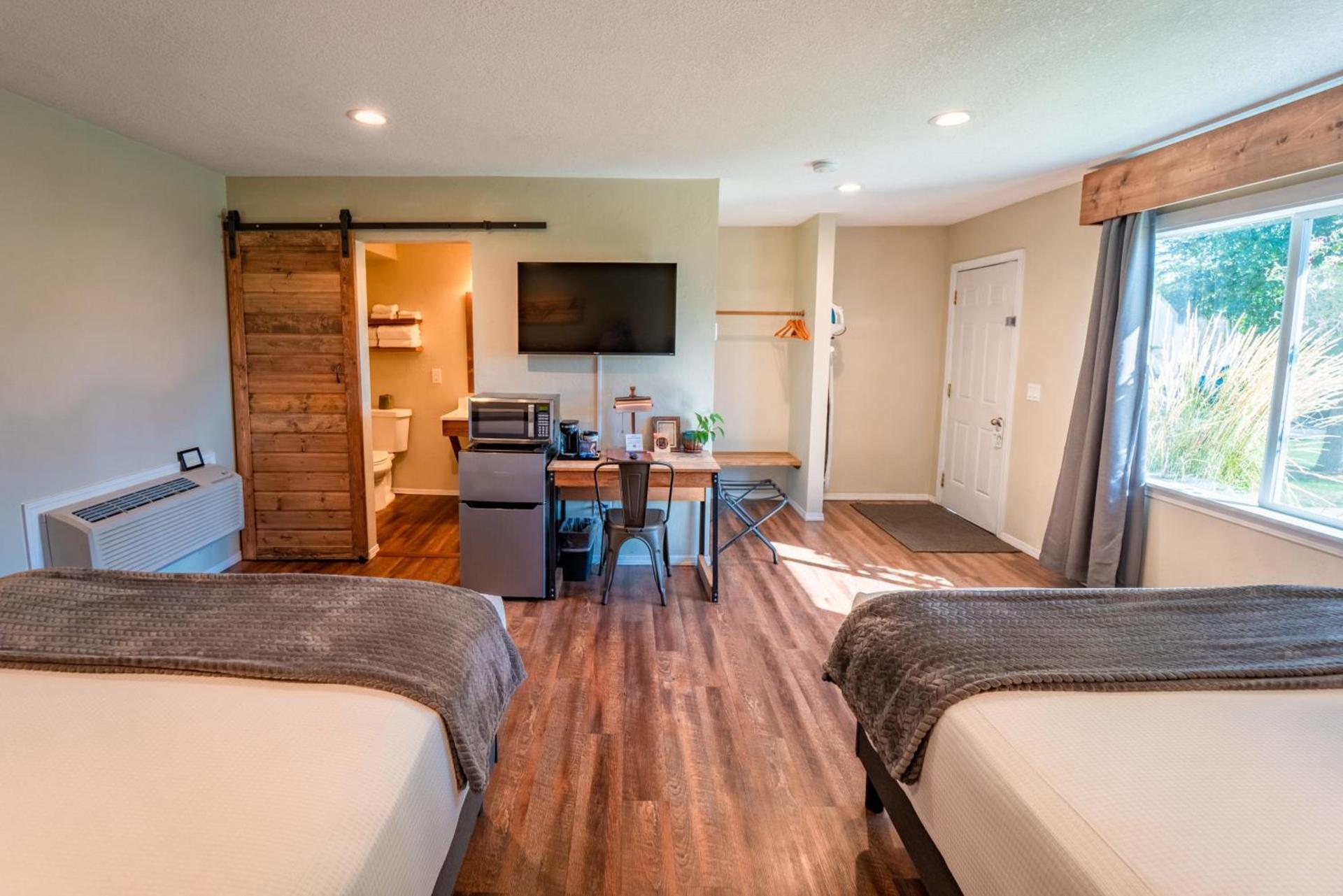 Evergreen Motel photo 44