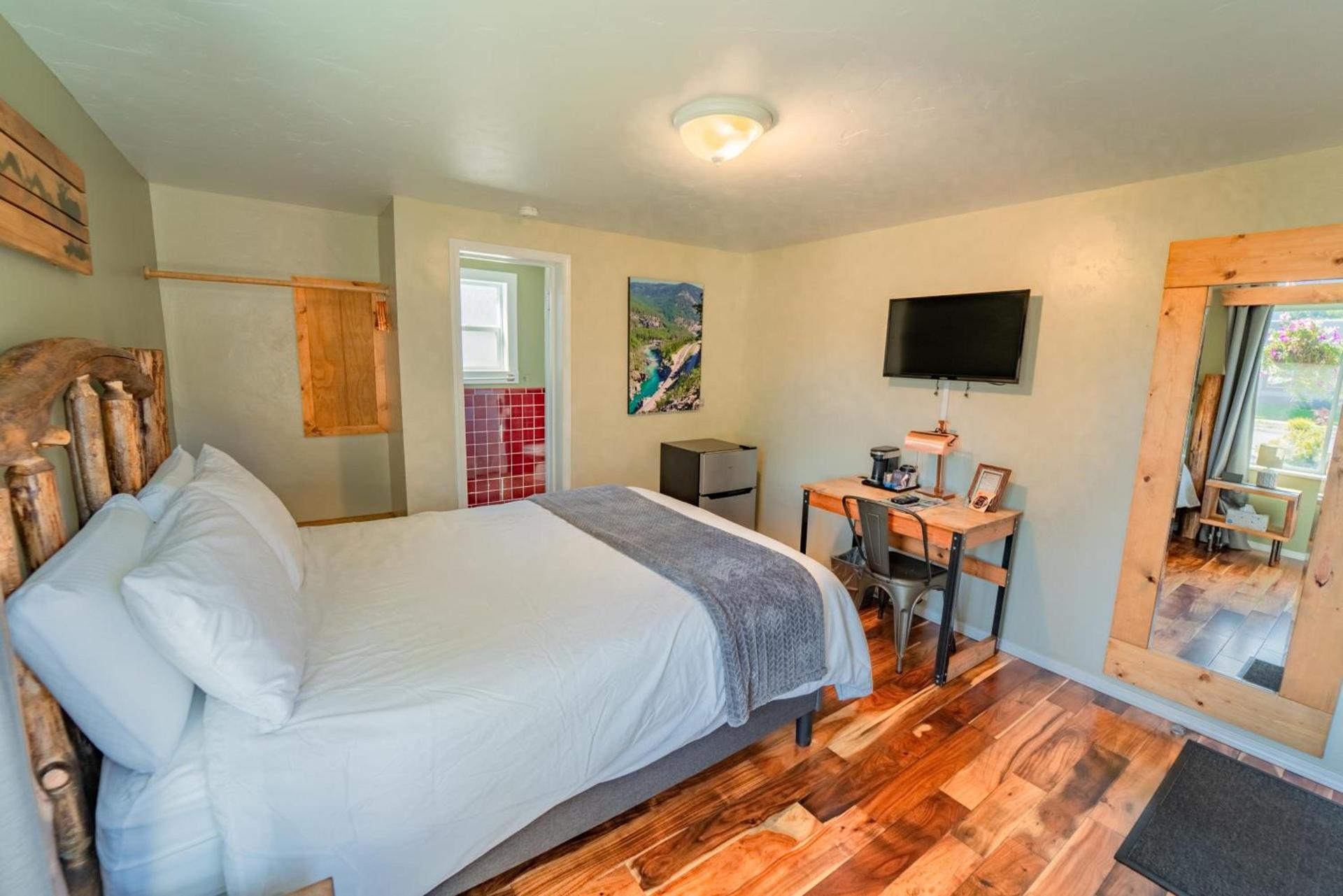 Evergreen Motel photo 40