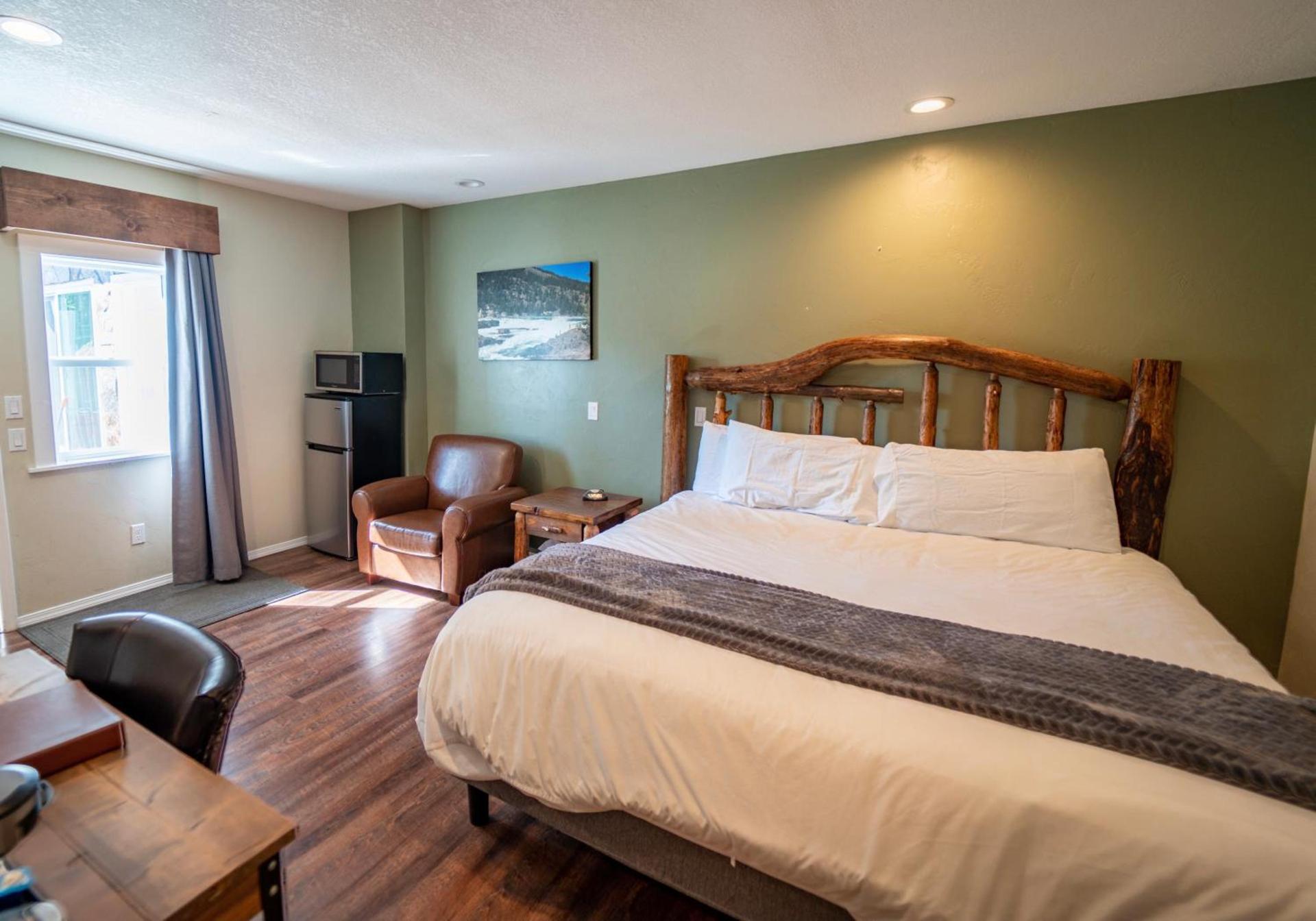Evergreen Motel photo 29