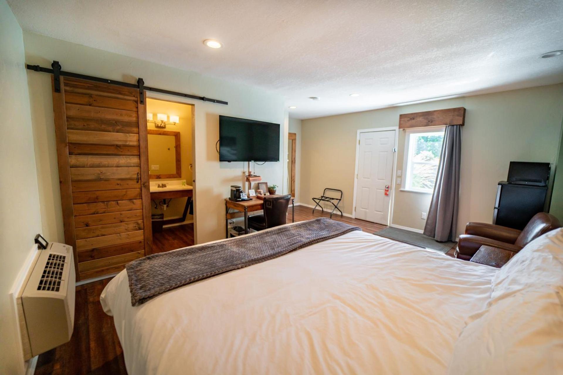 Evergreen Motel photo 42