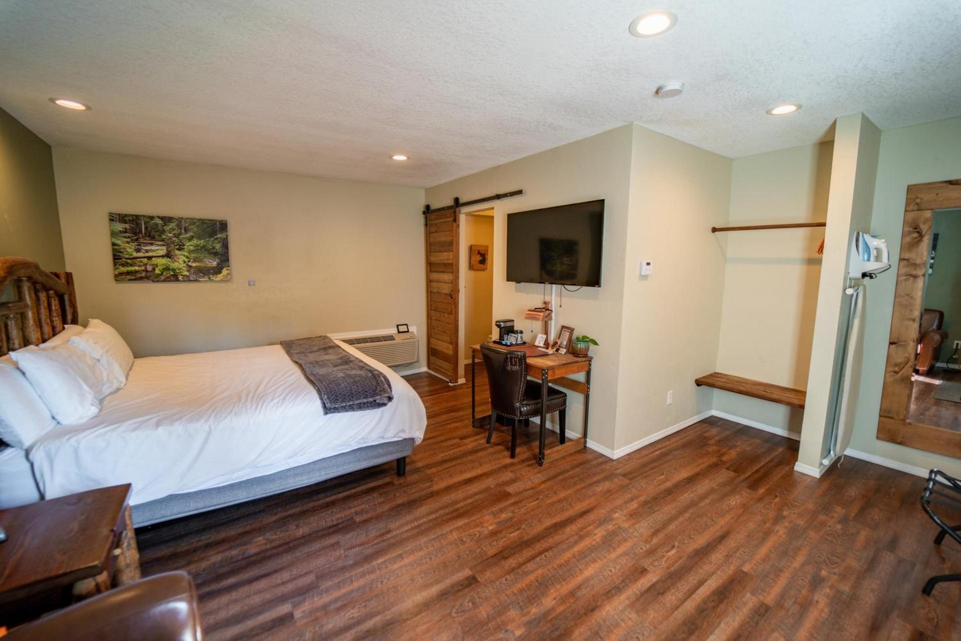 Evergreen Motel photo 30