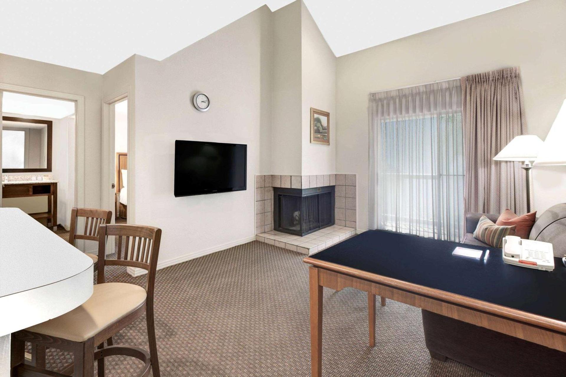 Value Suites Extended Stay - Arlington photo 14