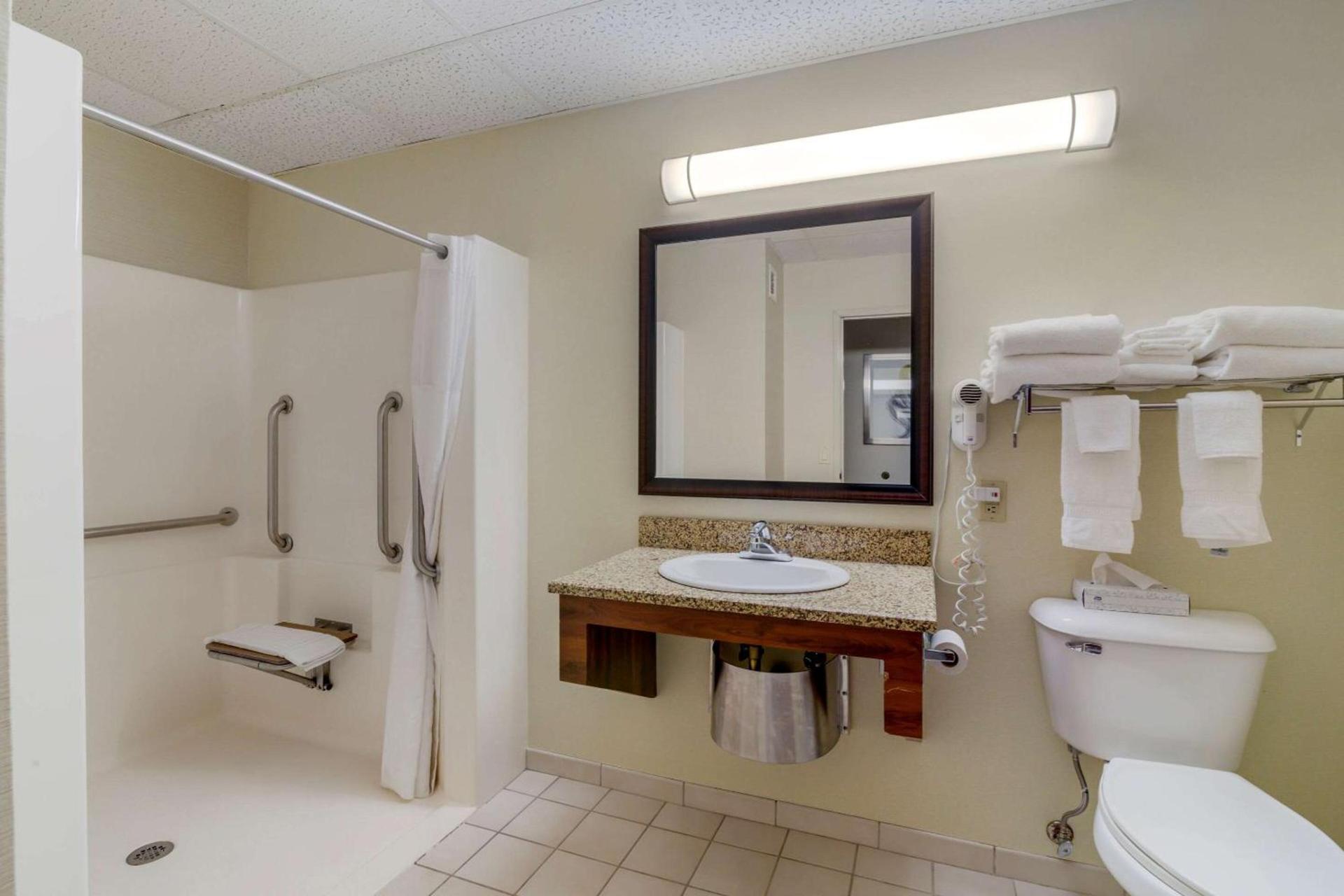 Comfort Inn Bismarck photo 9