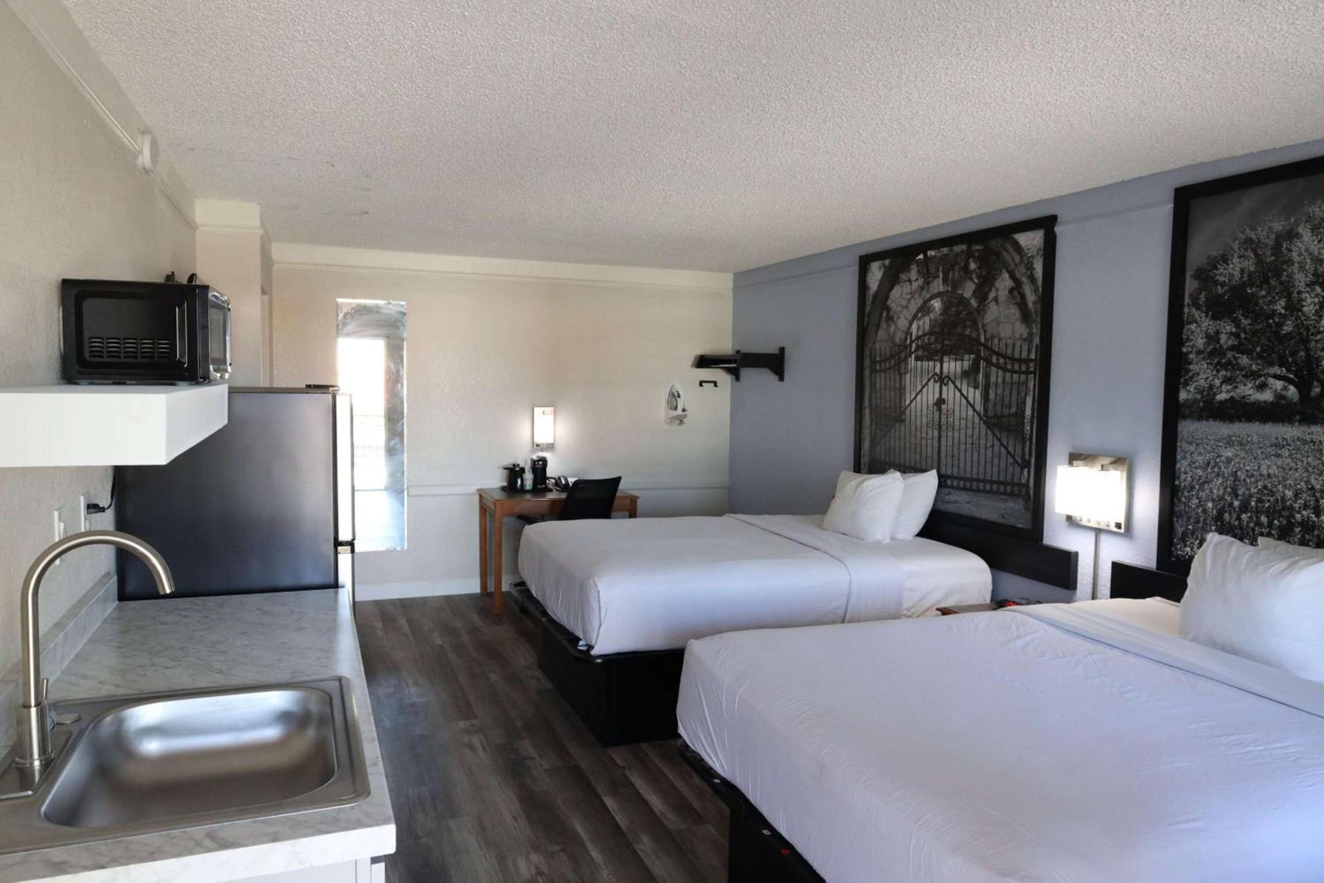 Super 8 by Wyndham Austin South I-35 photo 7
