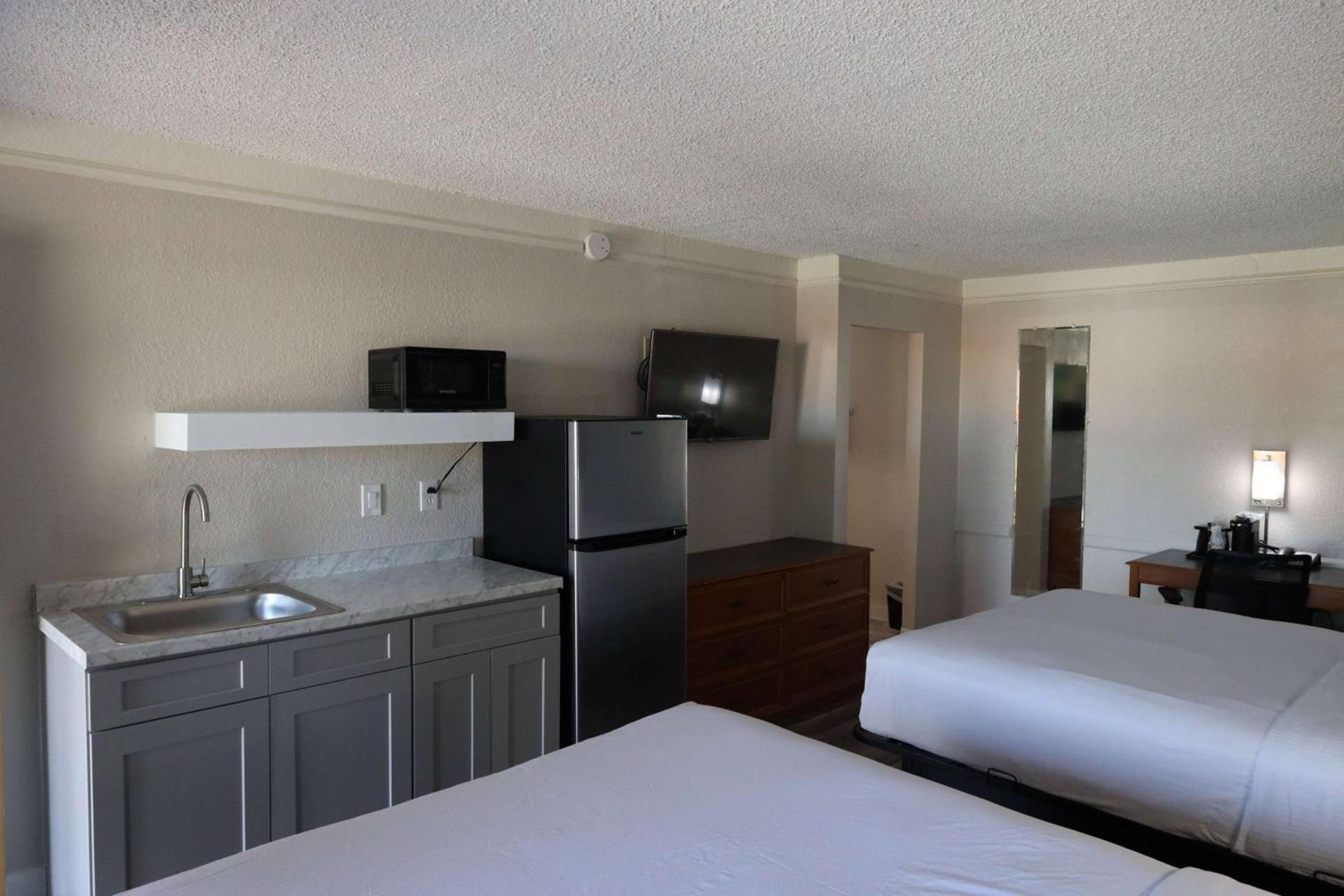 Super 8 by Wyndham Austin South I-35 photo 5