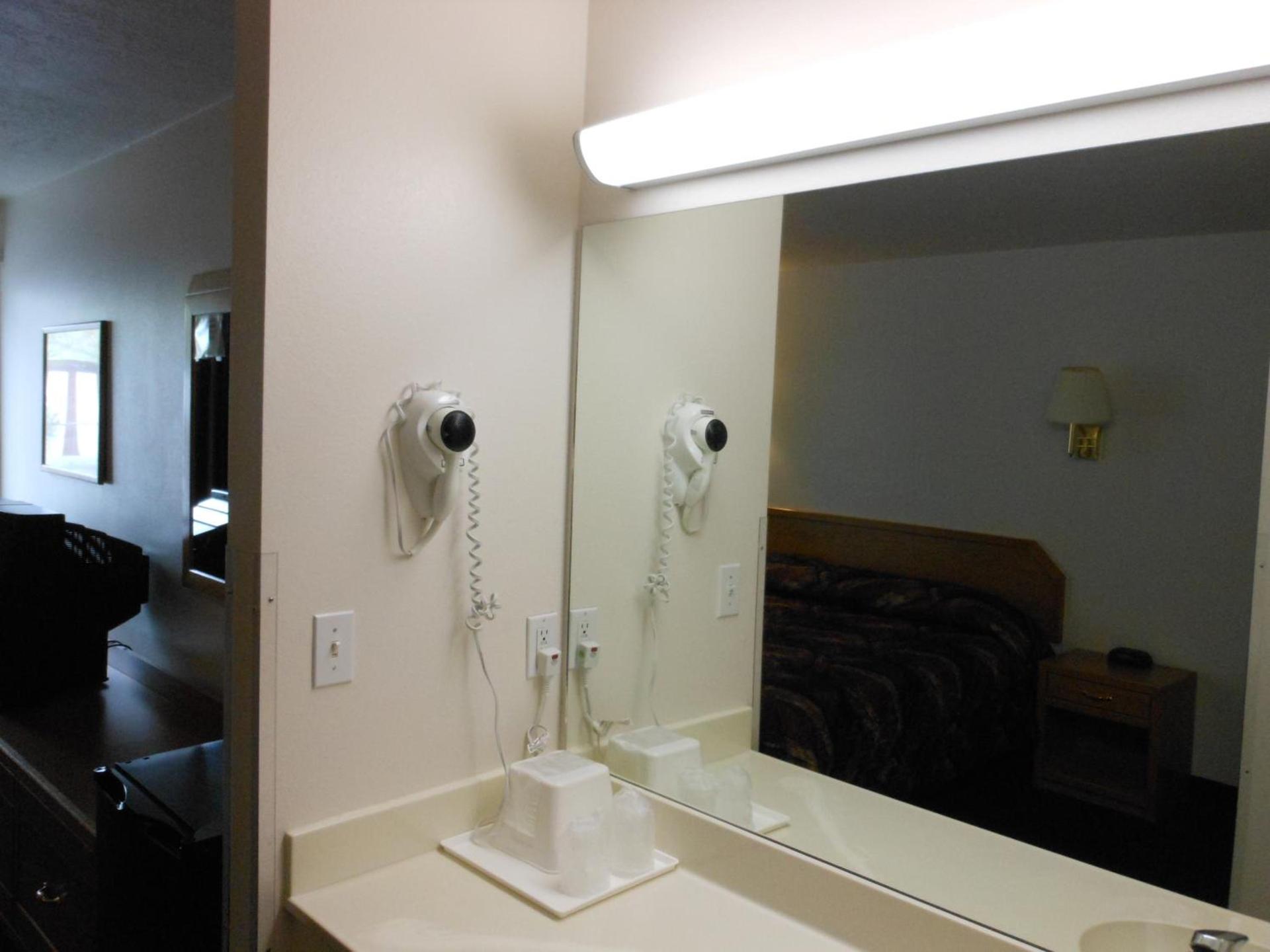 Economy Inn & Suites photo 16