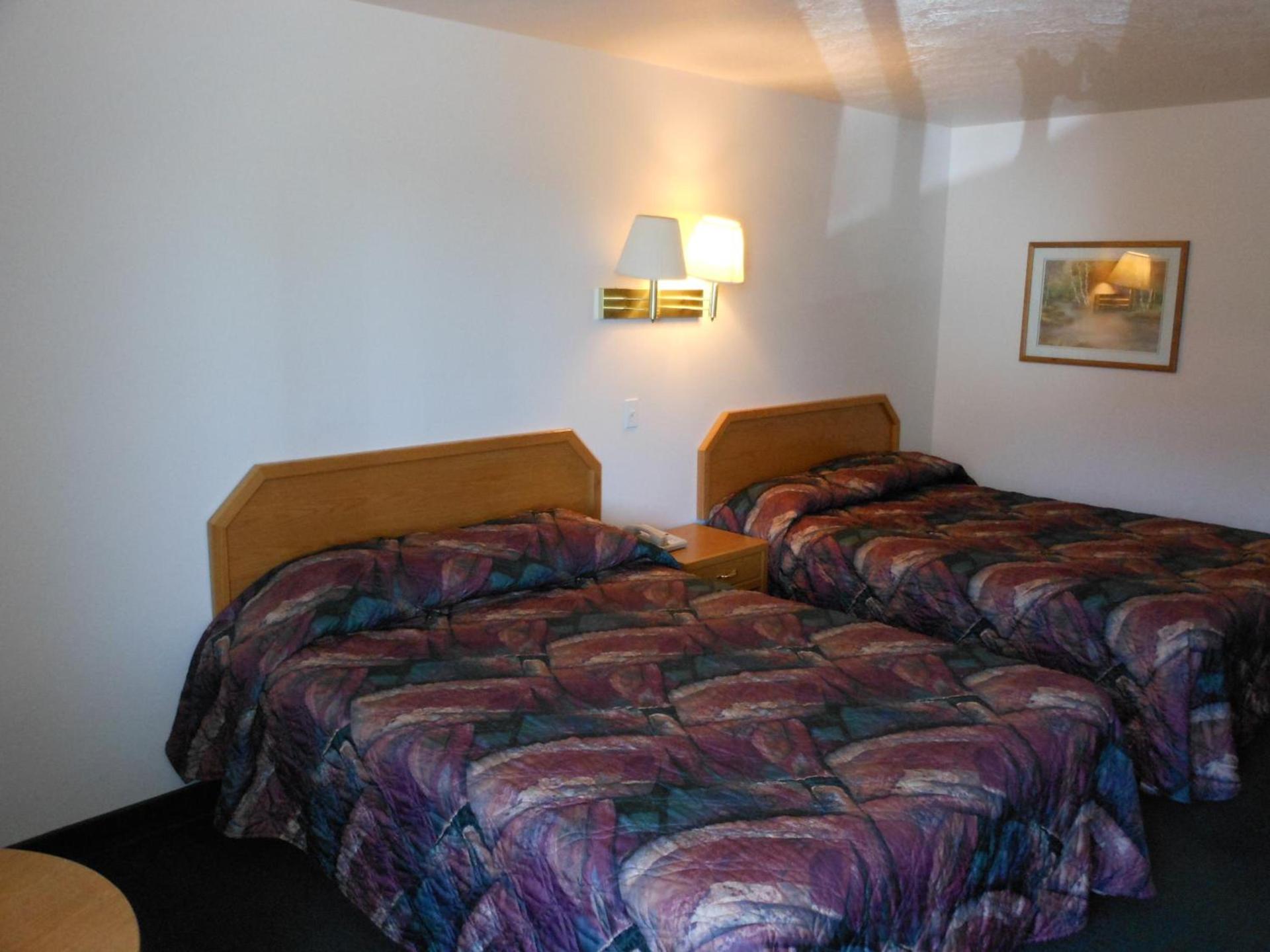 Economy Inn & Suites photo 17