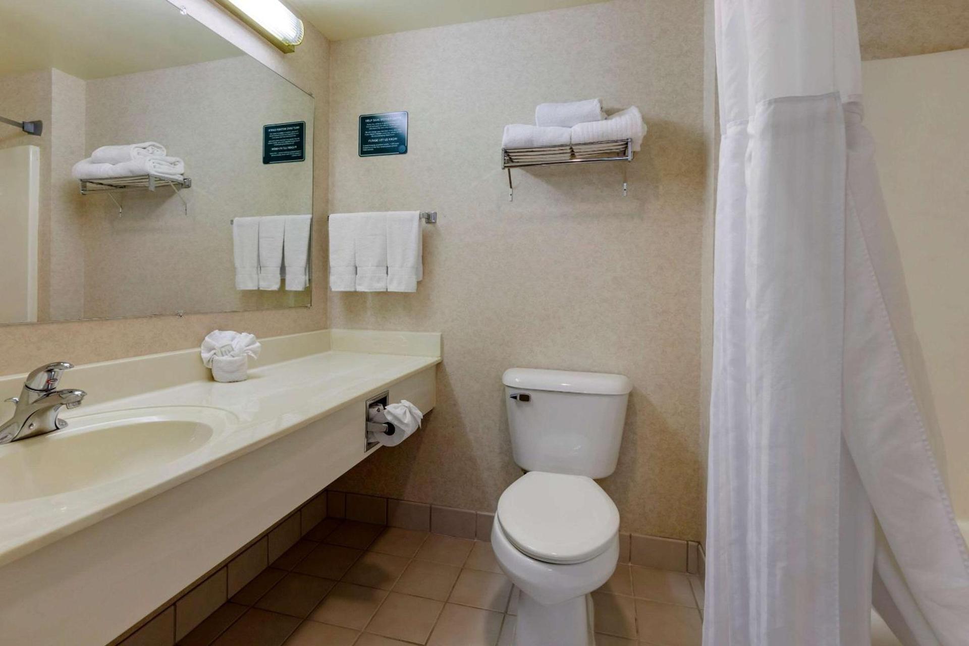Clarion Suites at the Alliant Energy Center photo 55
