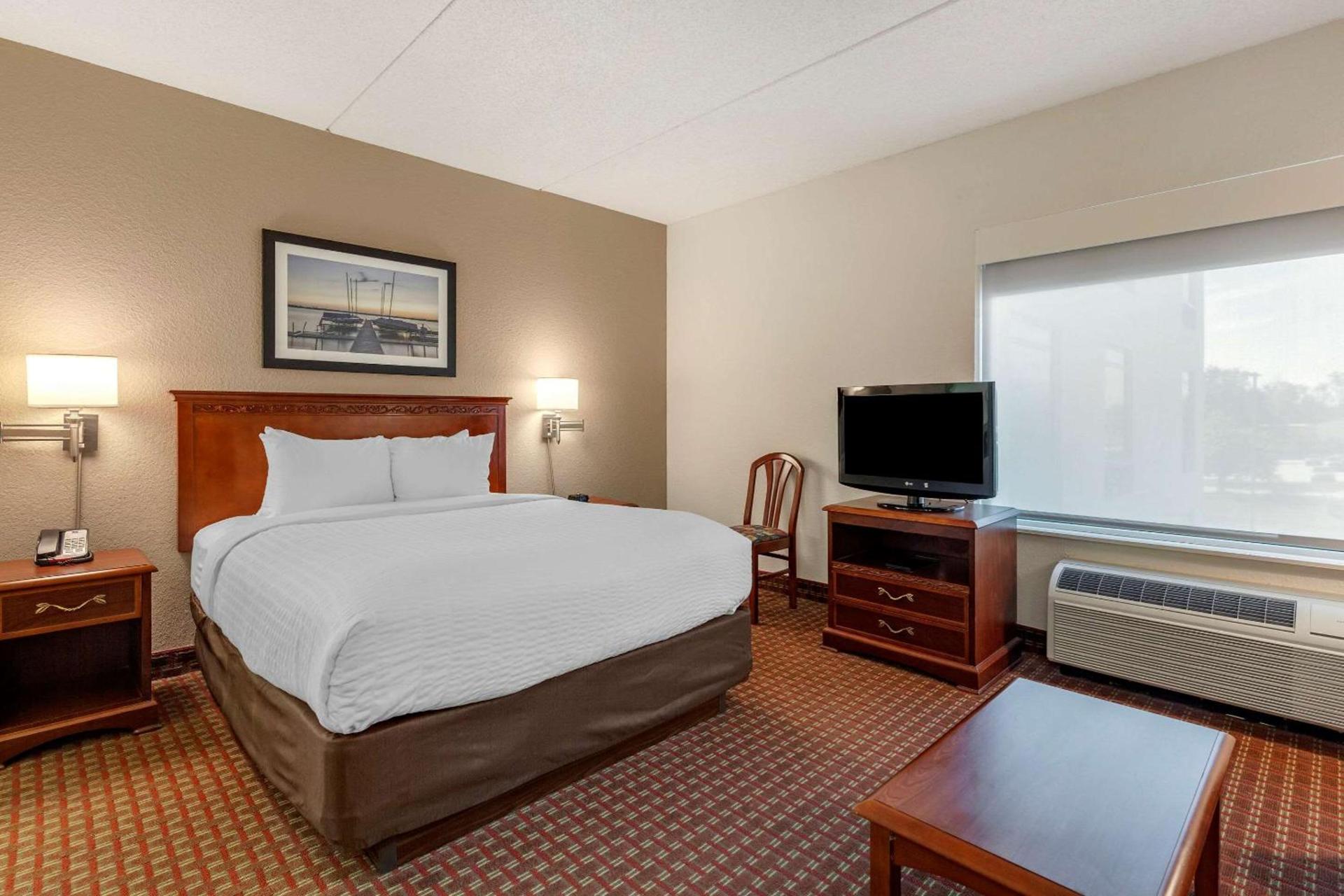 Clarion Suites at the Alliant Energy Center photo 56