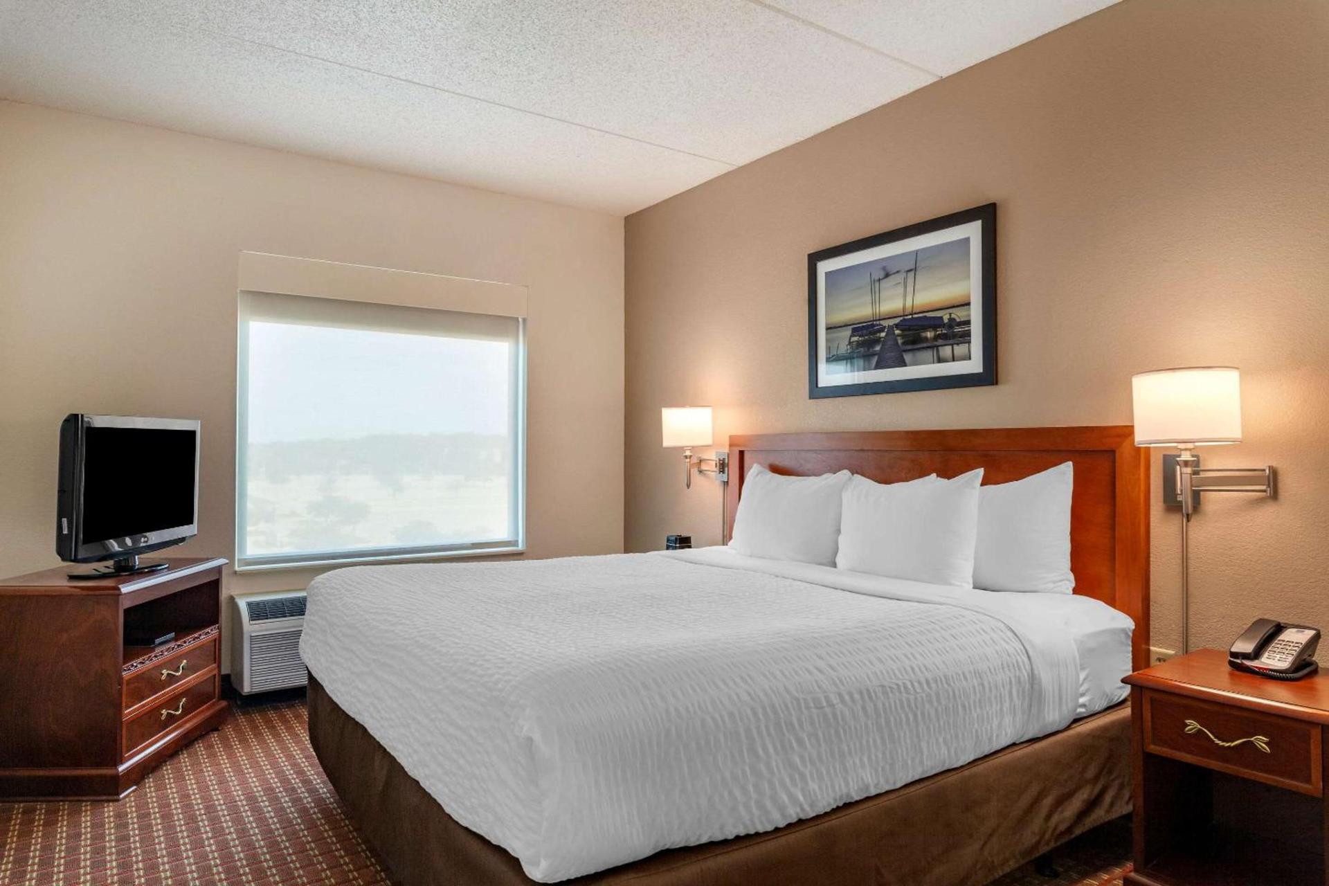 Clarion Suites at the Alliant Energy Center photo 22