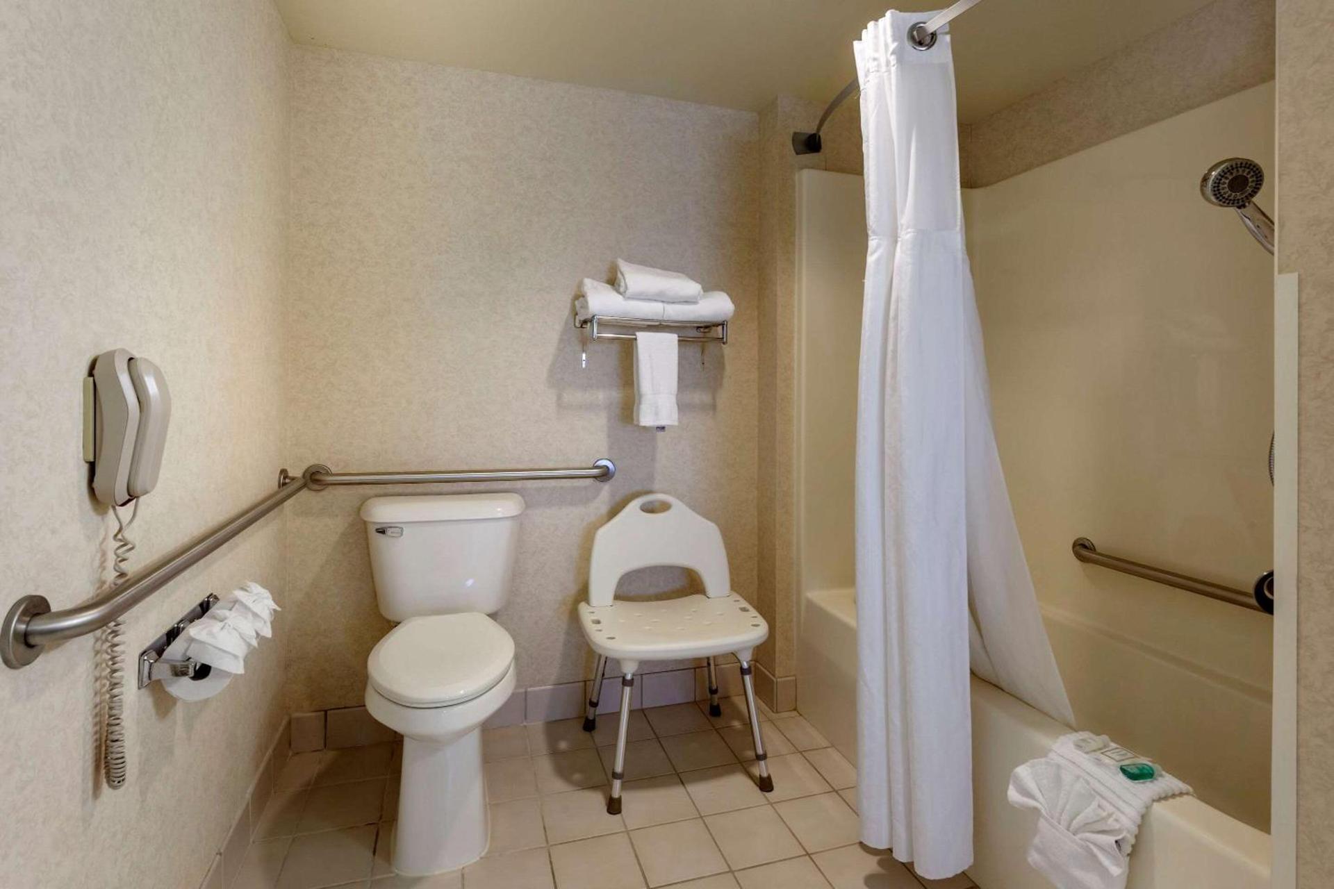 Clarion Suites at the Alliant Energy Center photo 25