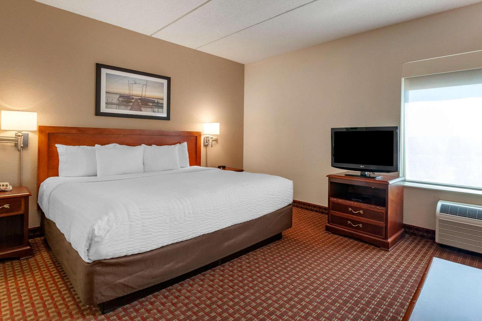 Clarion Suites at the Alliant Energy Center photo 26