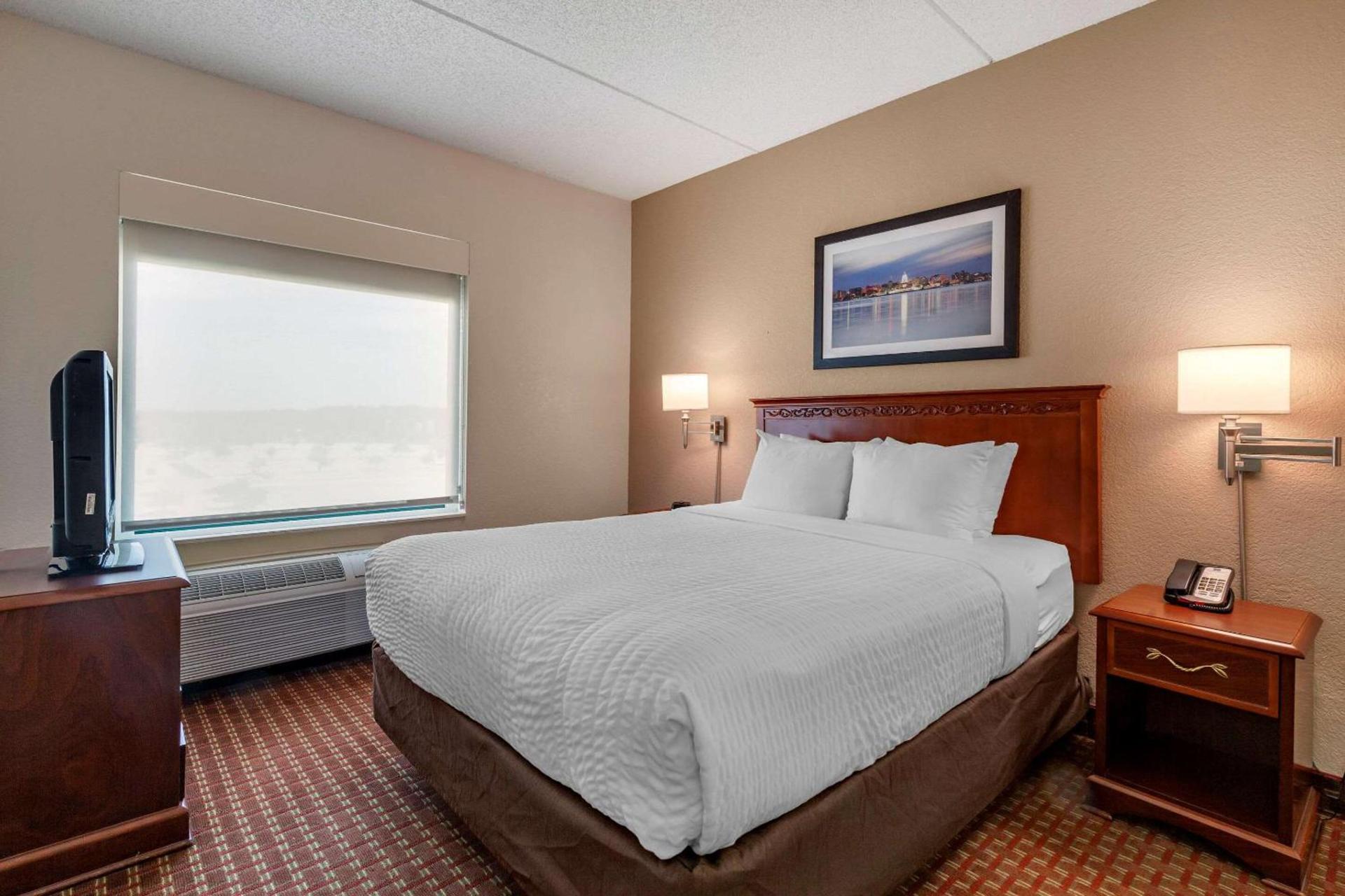 Clarion Suites at the Alliant Energy Center photo 29