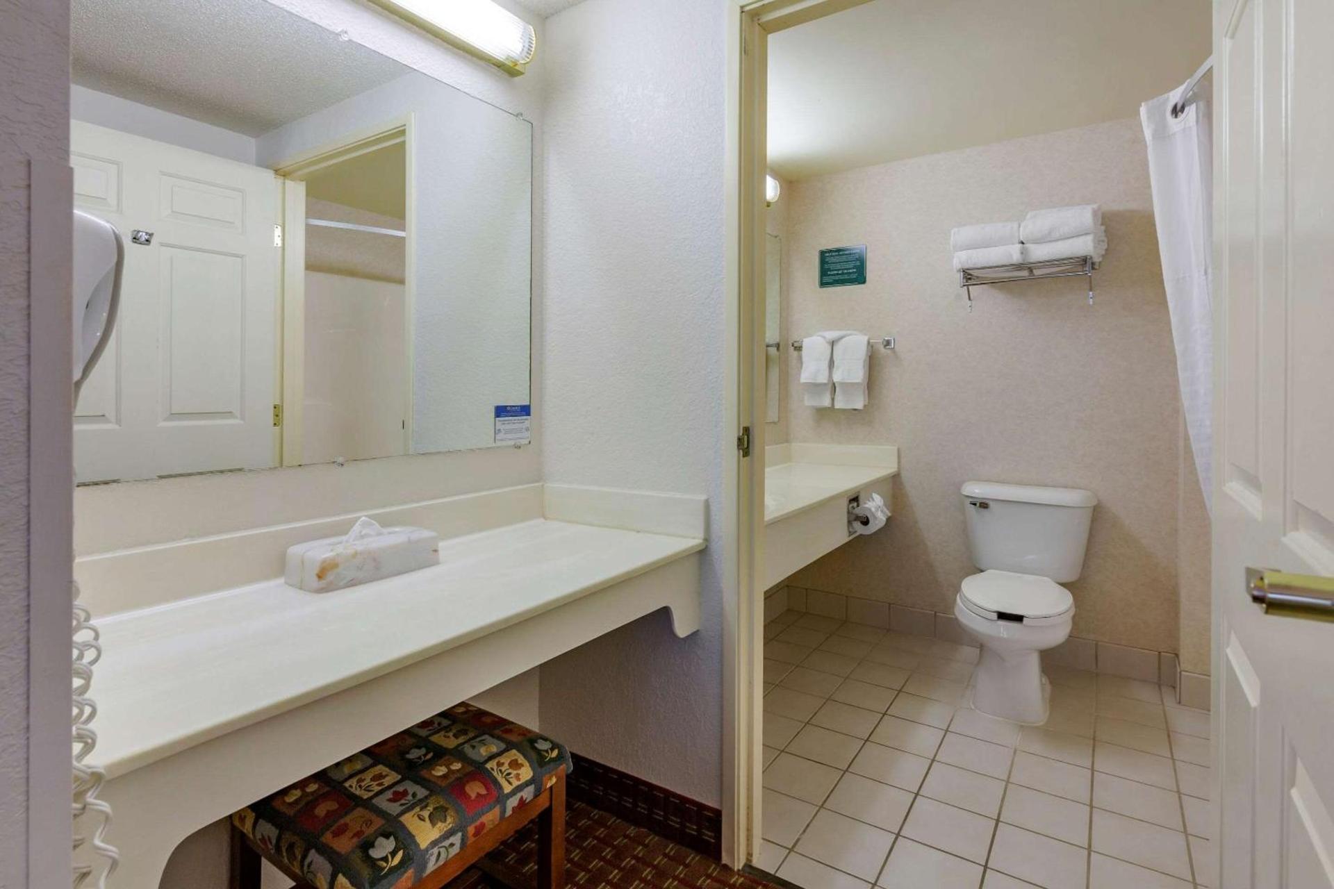Clarion Suites at the Alliant Energy Center photo 32