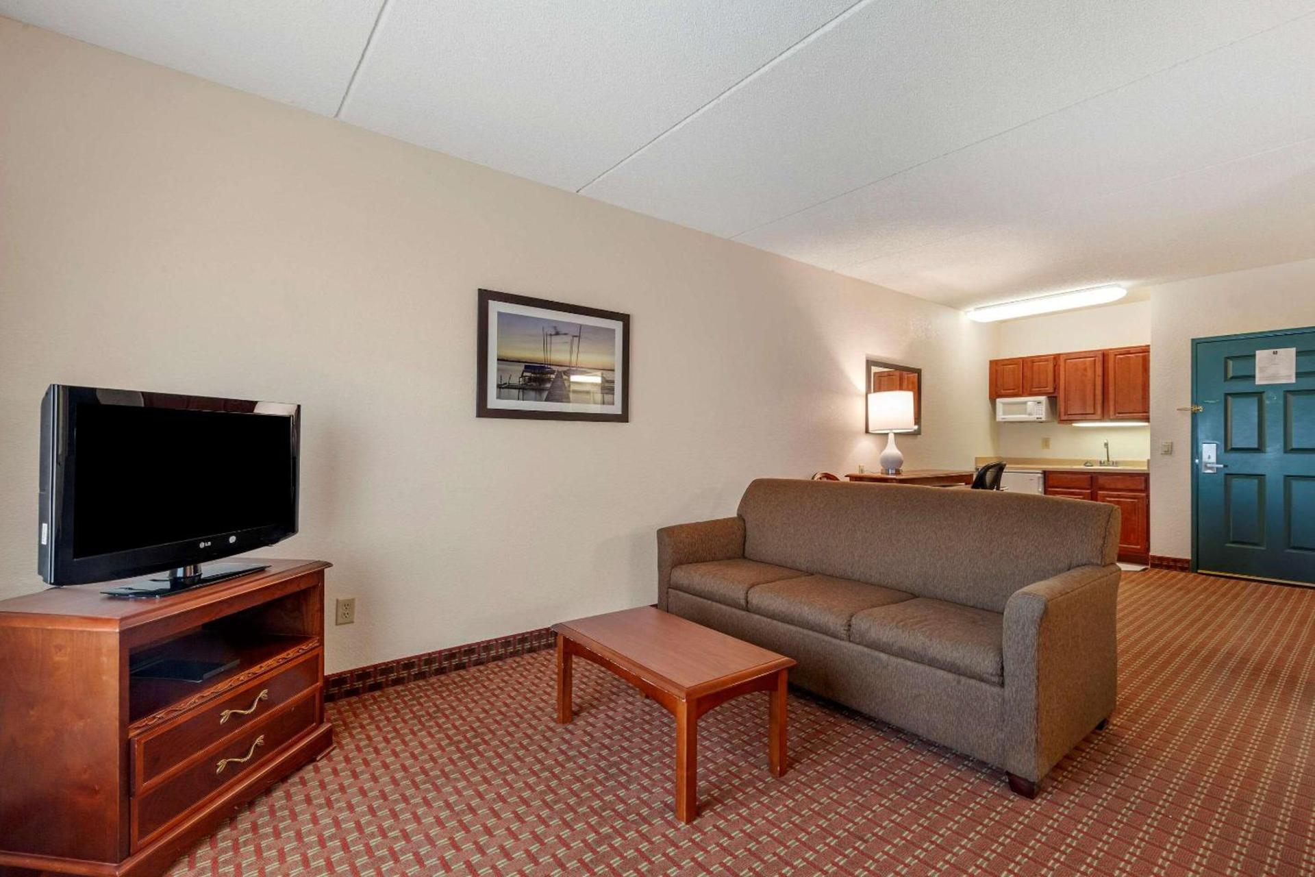 Clarion Suites at the Alliant Energy Center photo 37
