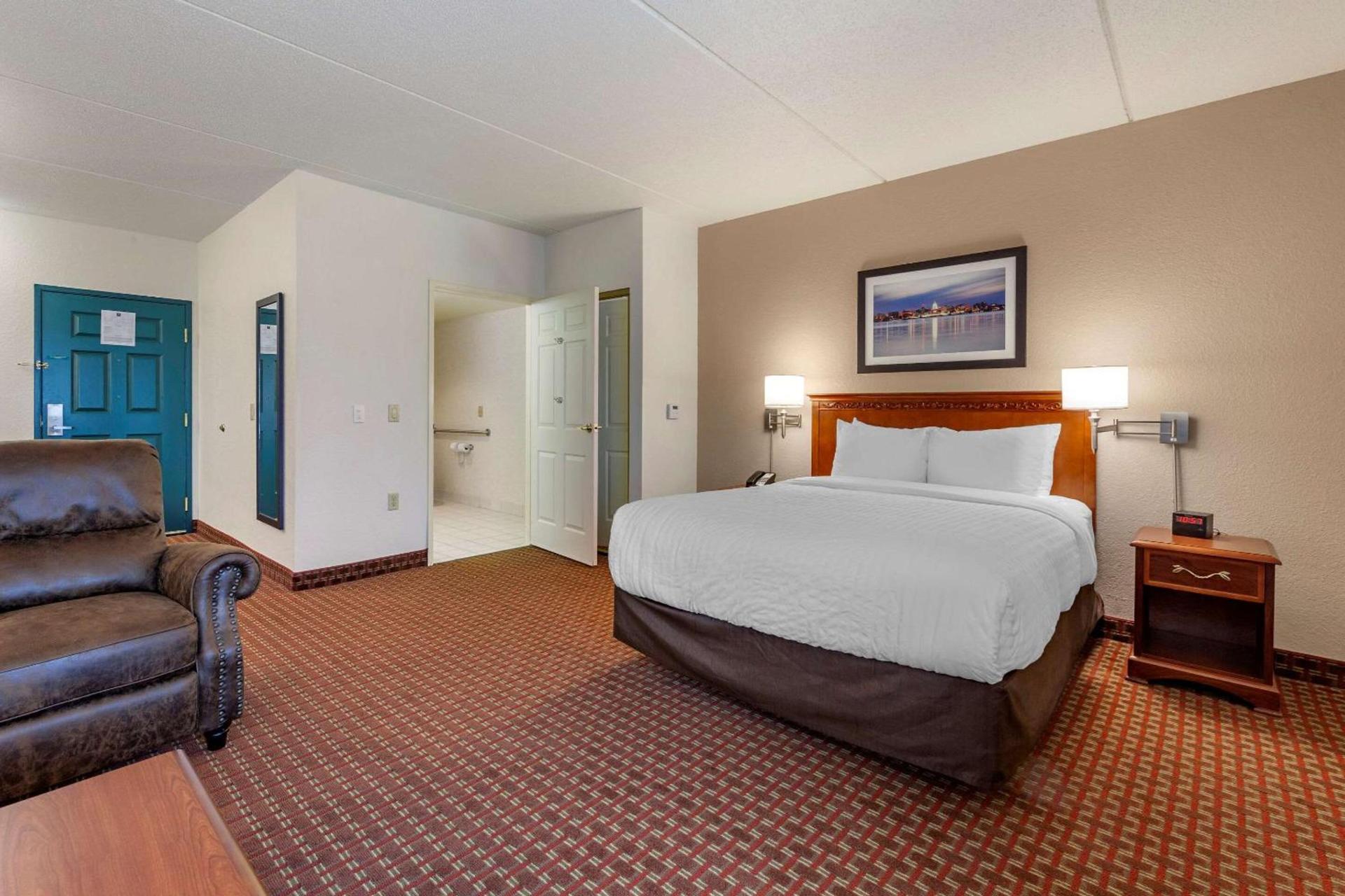 Clarion Suites at the Alliant Energy Center photo 43