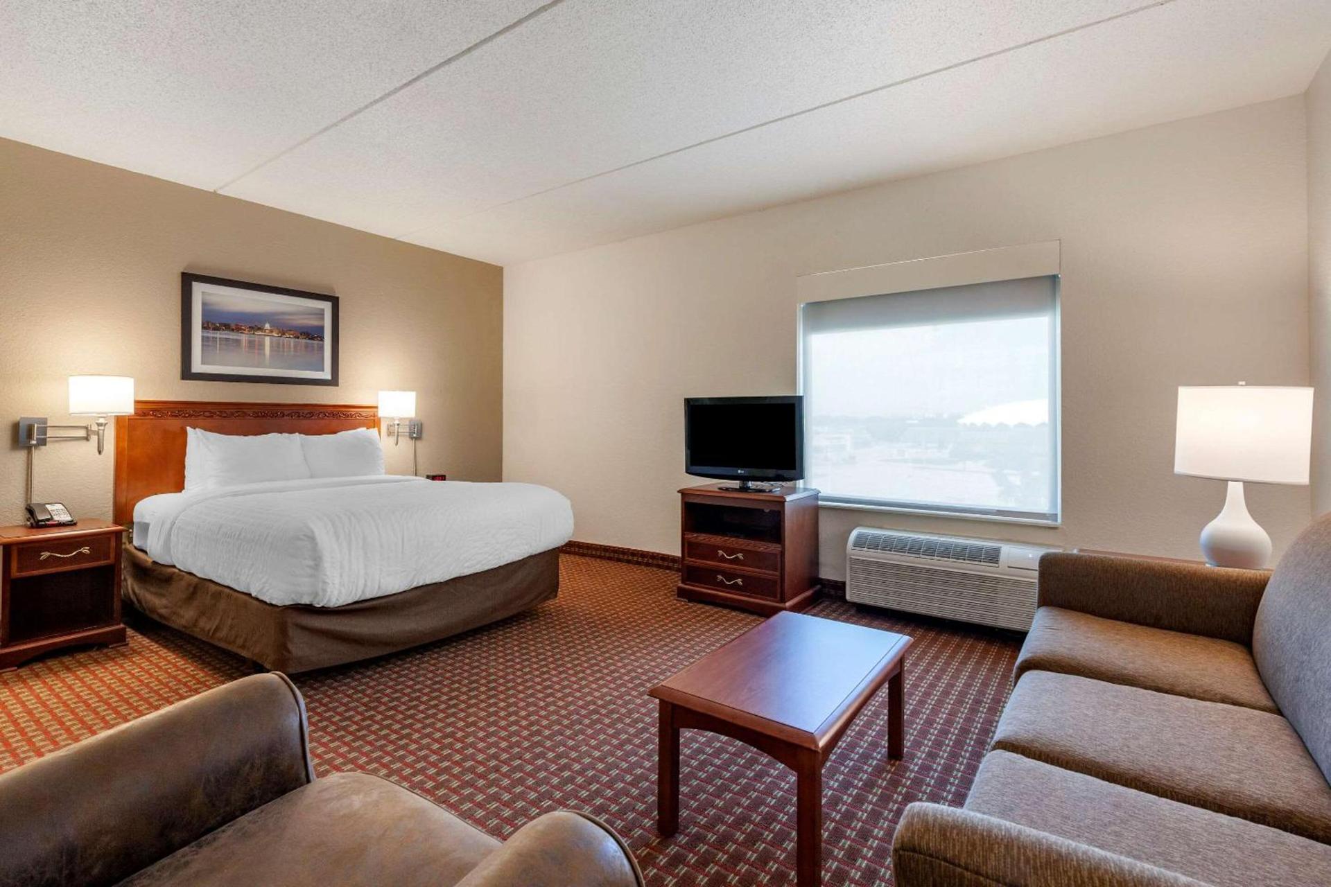 Clarion Suites at the Alliant Energy Center photo 2