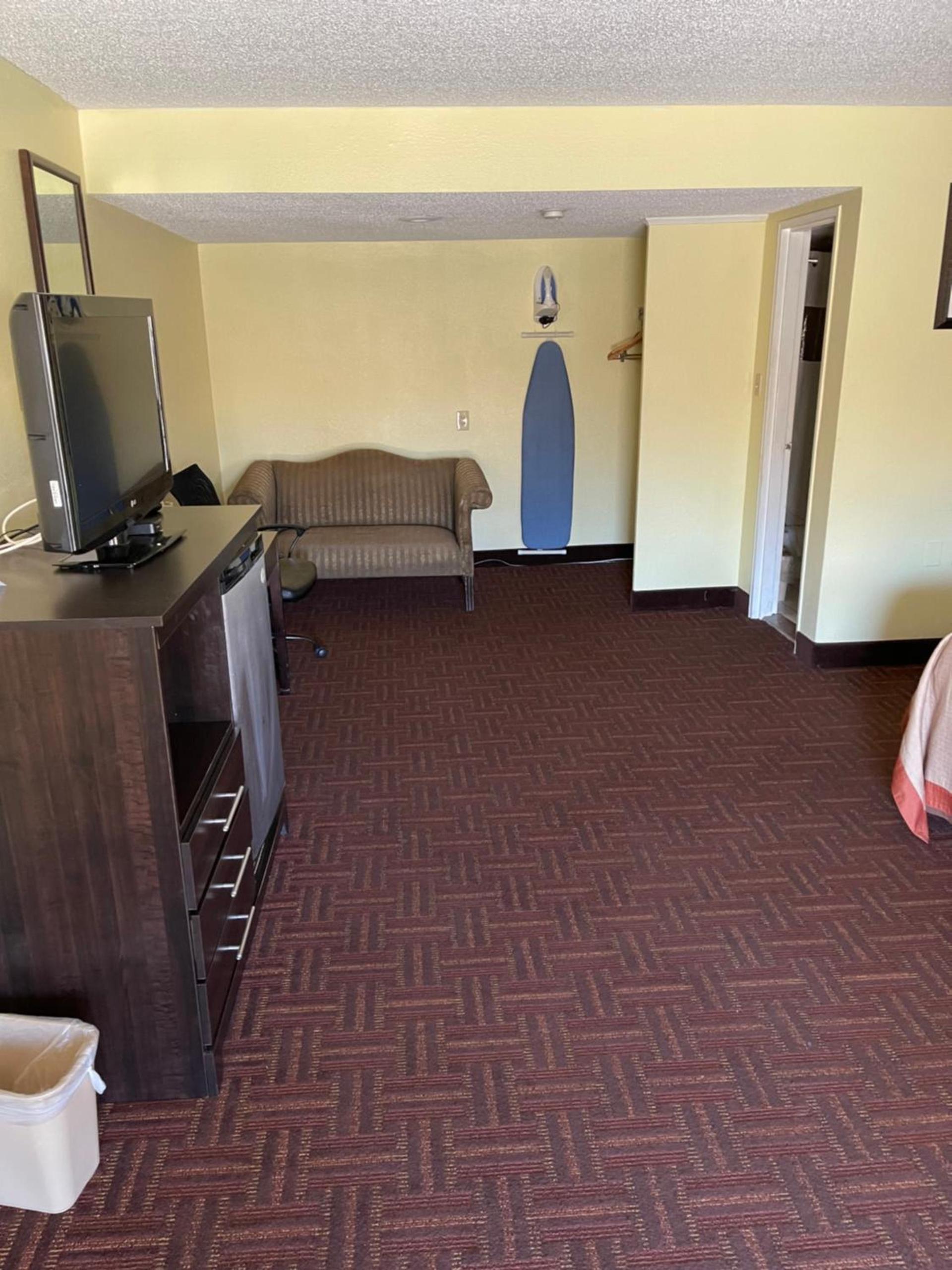 Red Carpet Inn and Suites photo 2