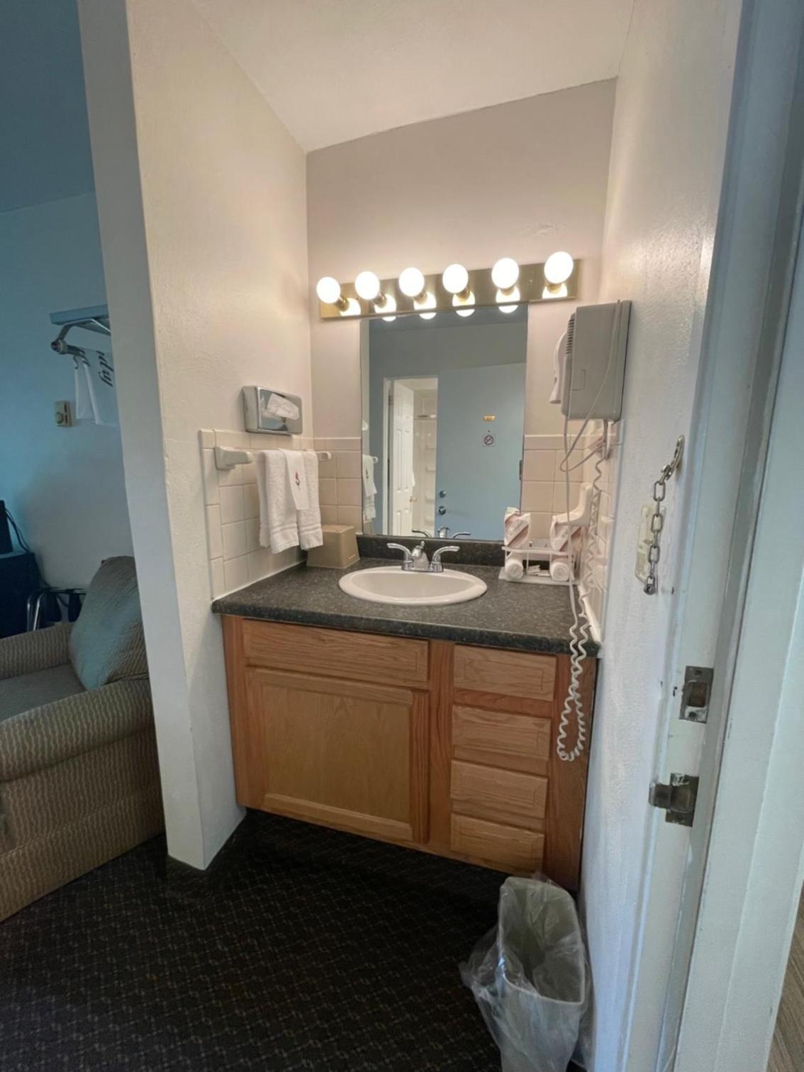Colonial Brick Inn & Suites photo 3