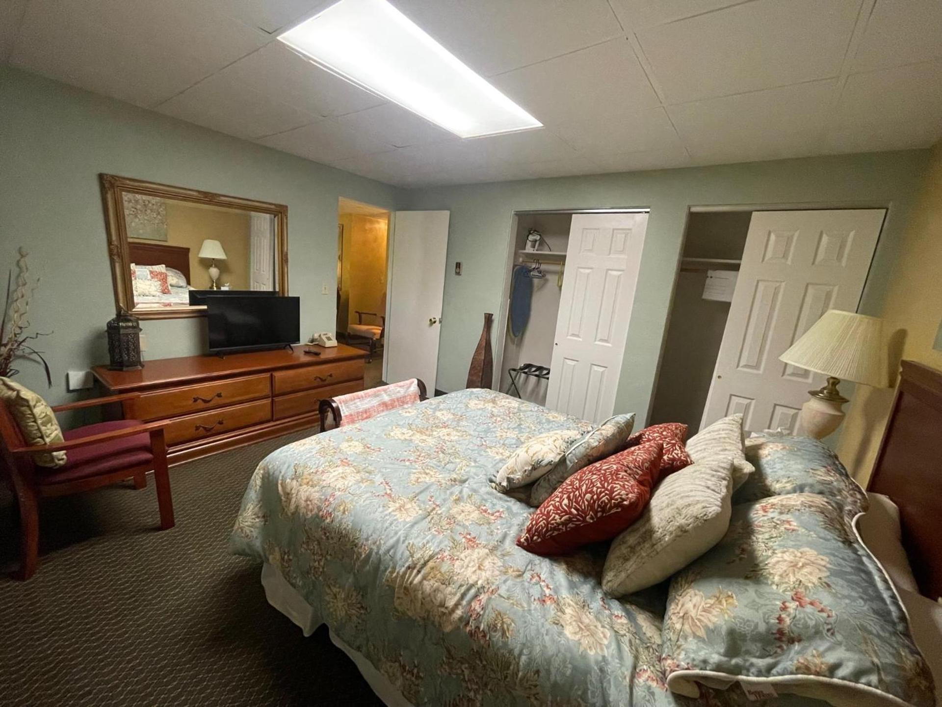 Colonial Brick Inn & Suites photo 5
