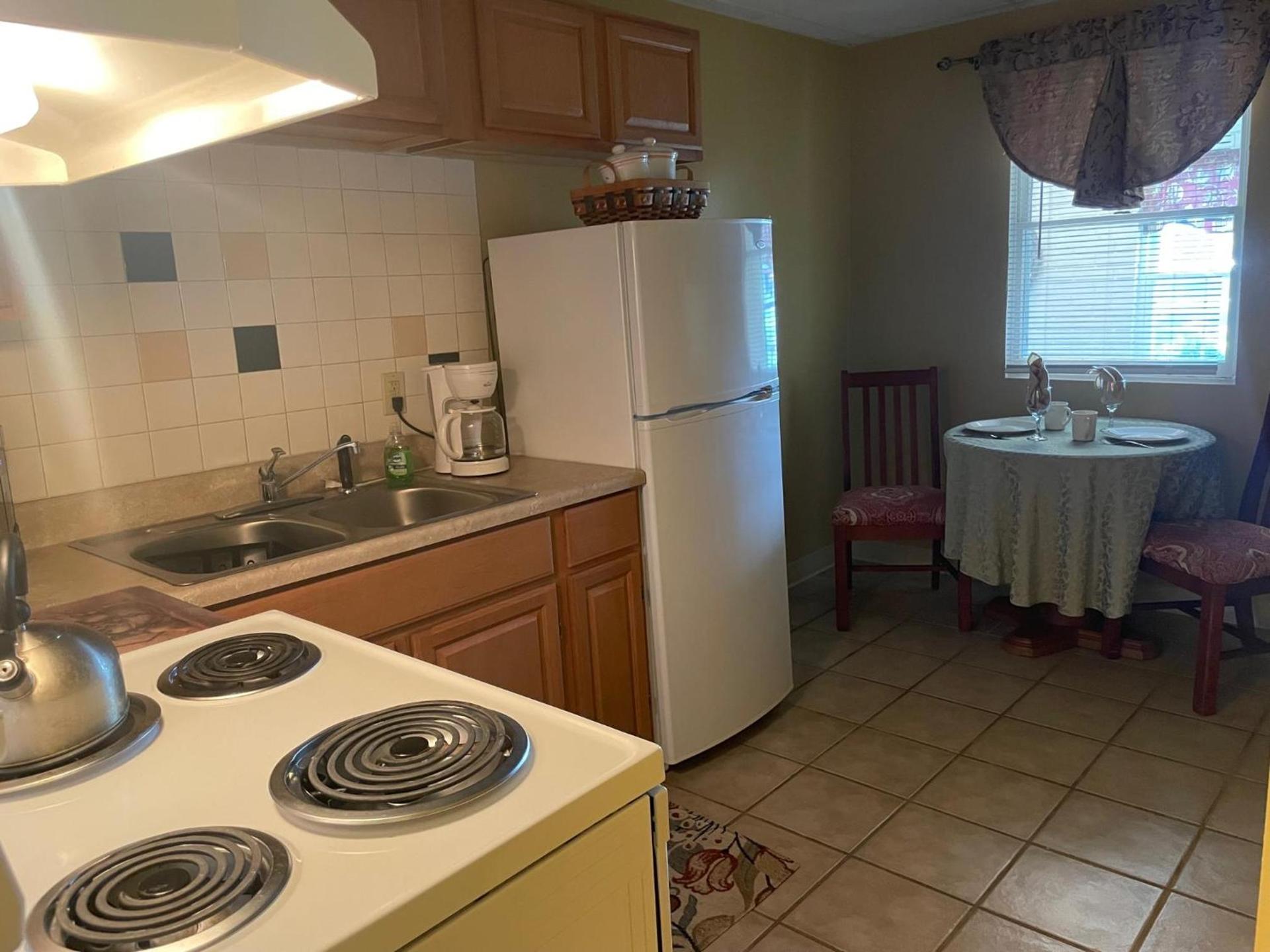 Colonial Brick Inn & Suites photo 6