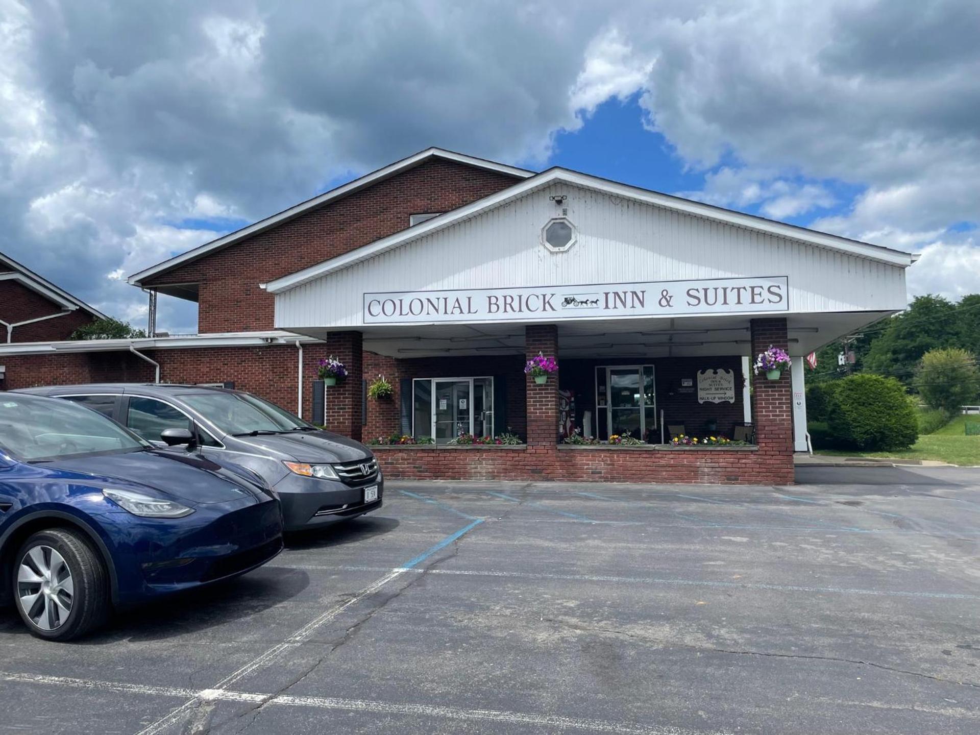 Colonial Brick Inn & Suites photo 1