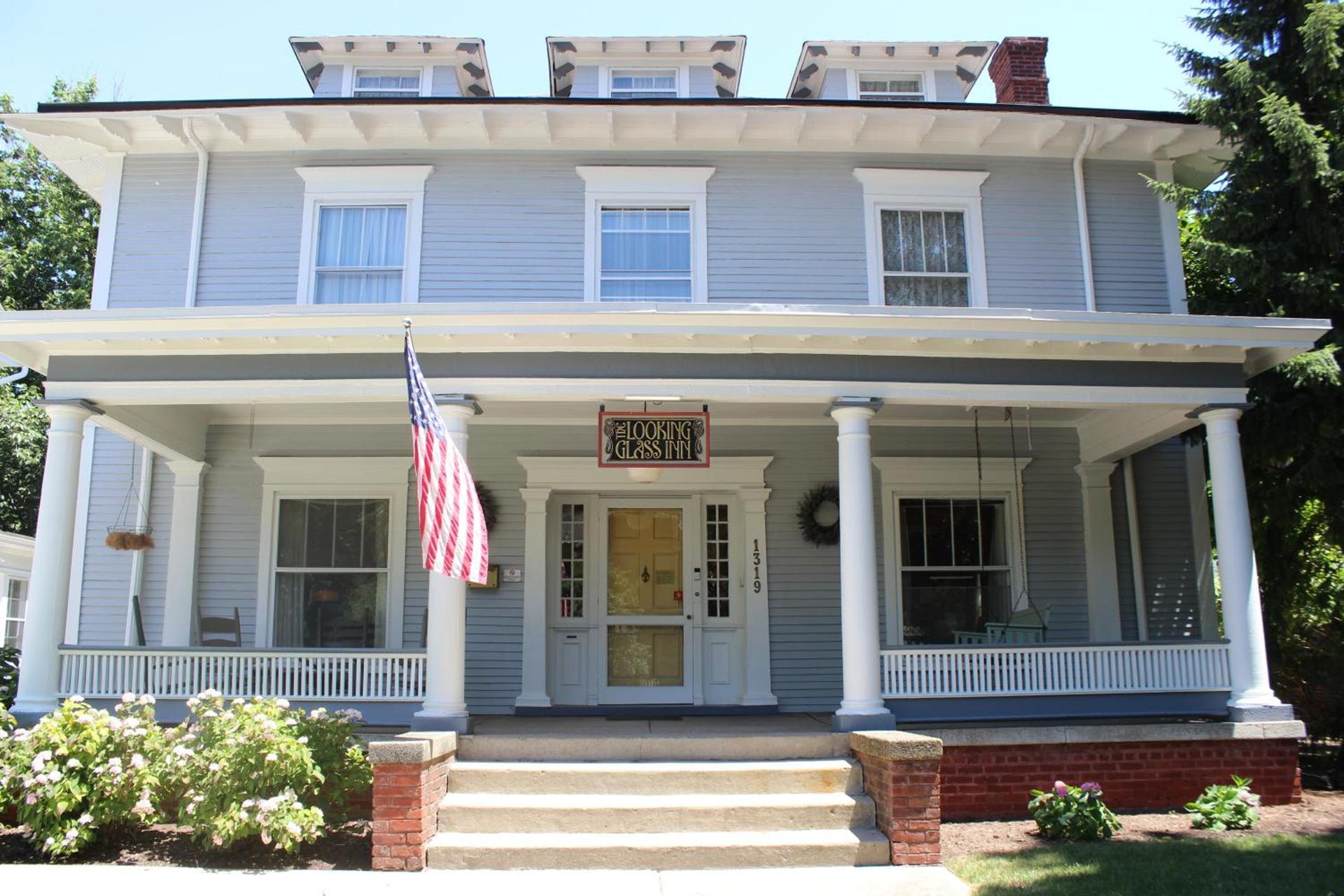 Looking Glass Inn photo 1