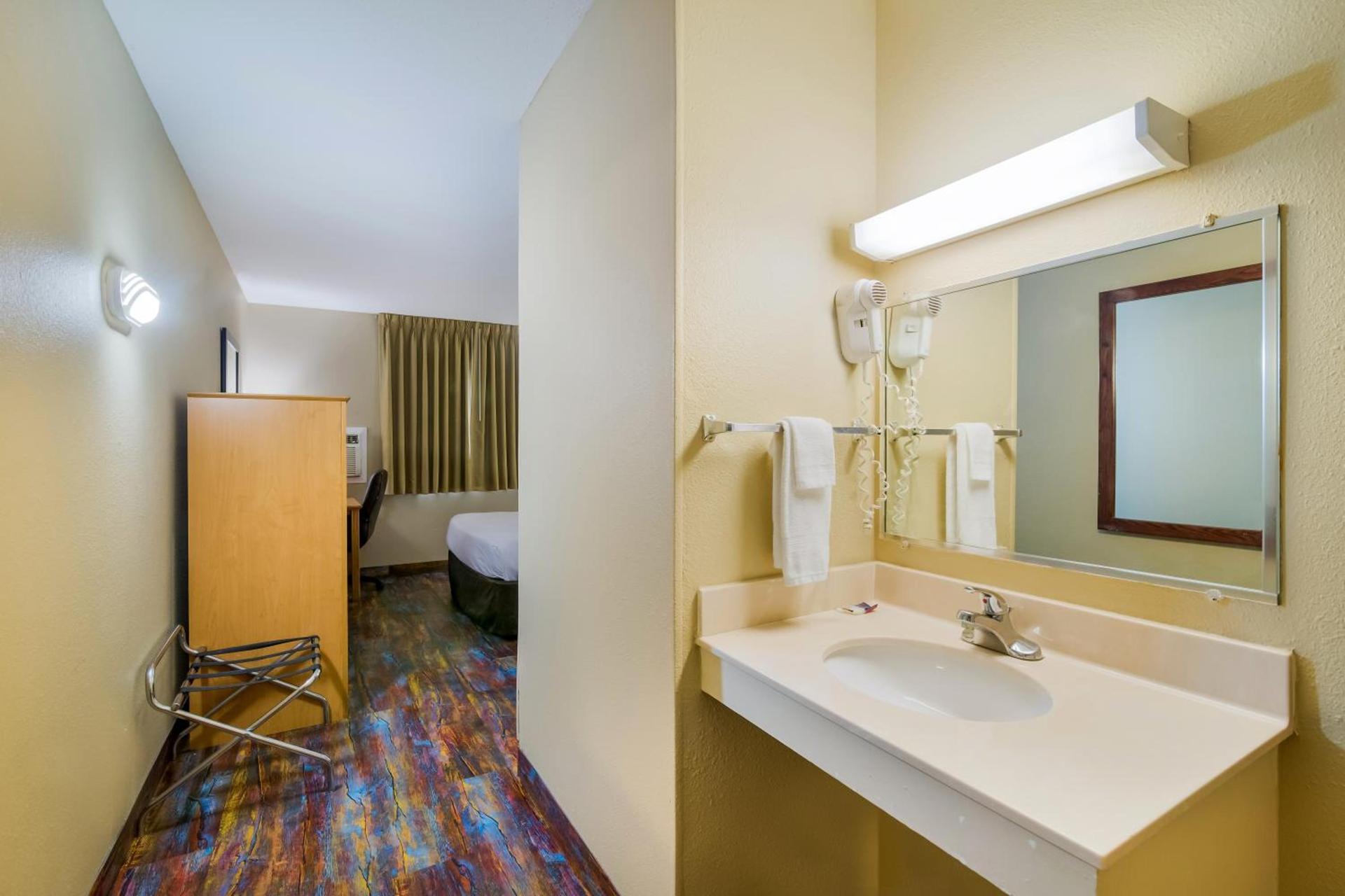 Americas Best Value Inn Fargo photo 22
