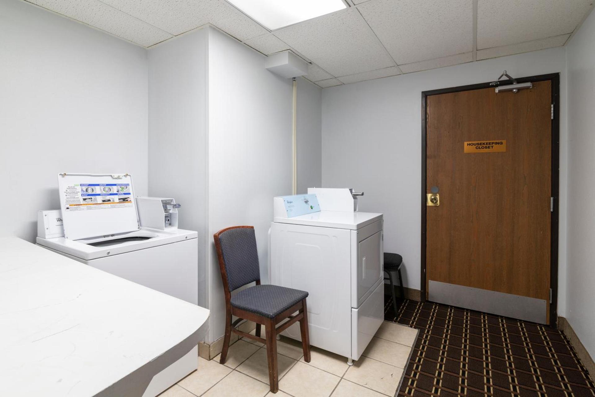 Americas Best Value Inn Fargo photo 25