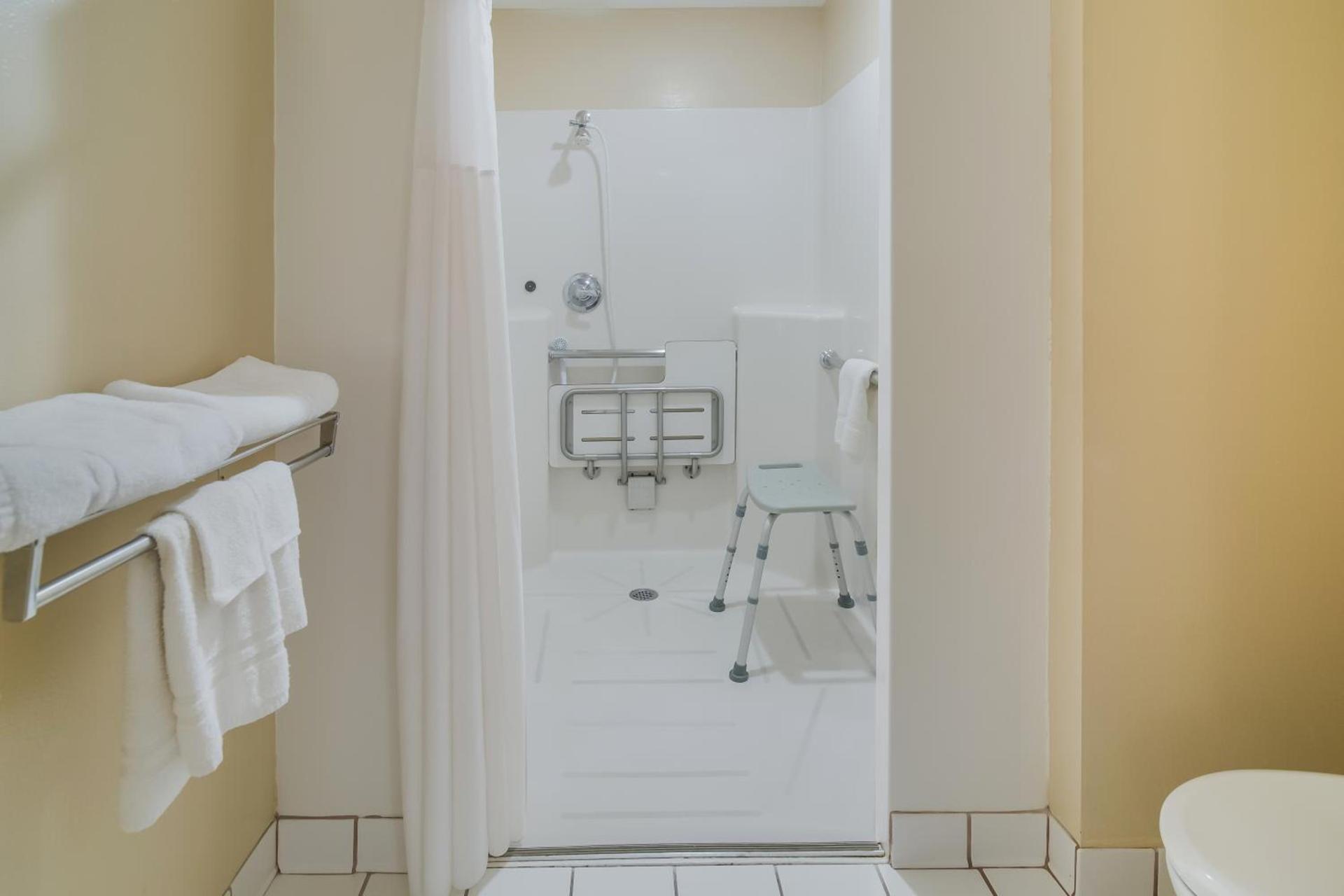 Americas Best Value Inn Fargo photo 2