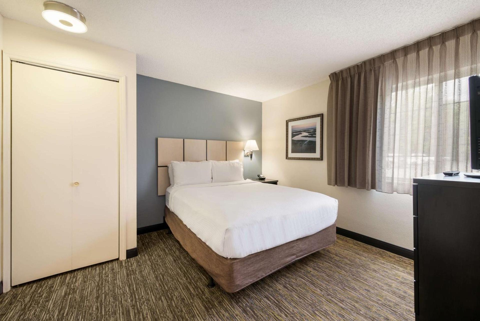 Sonesta Simply Suites Hampton photo 10